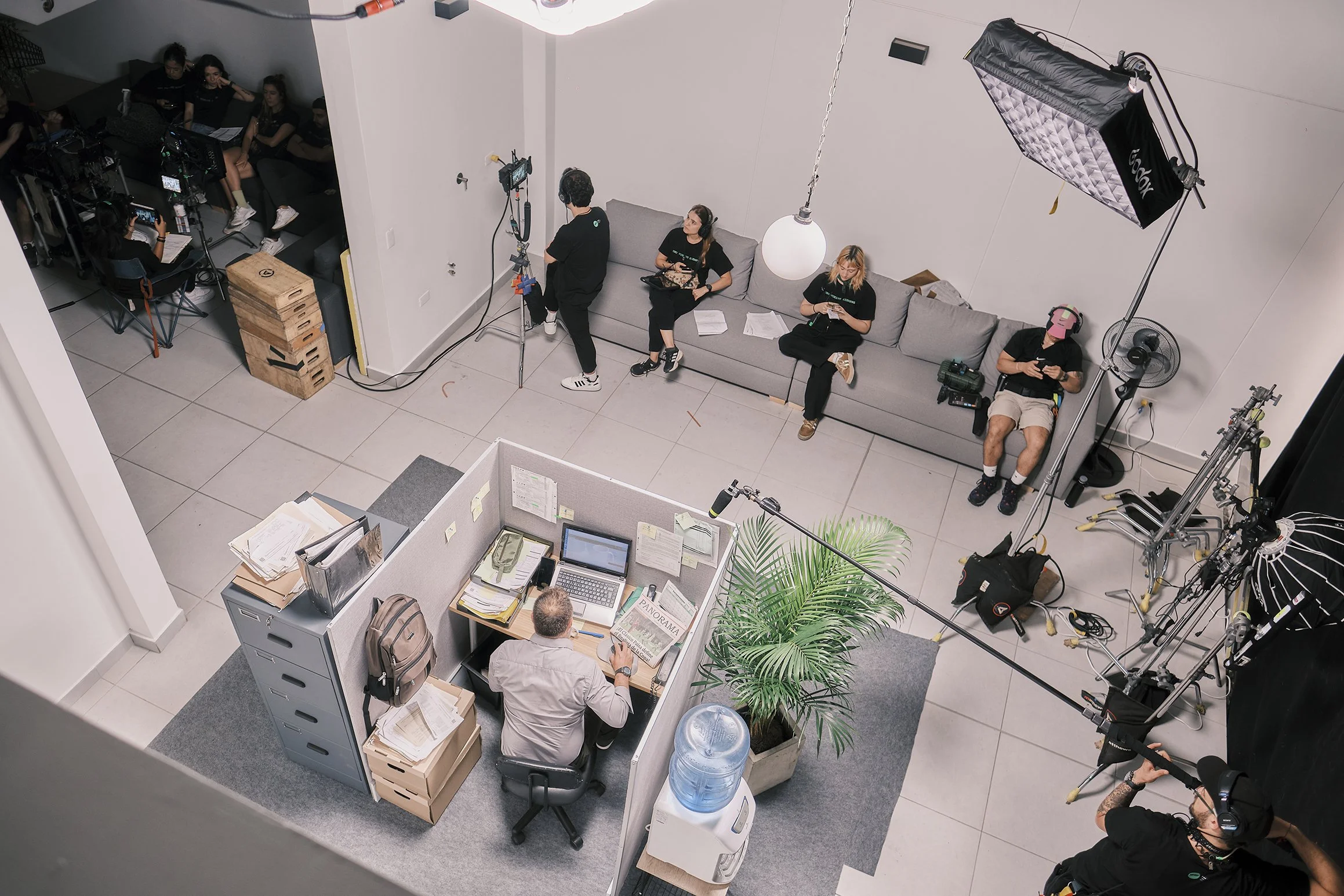 Estudio de grabación o emisión con varios técnicos y productores, cámaras, iluminación y equipo de grabación.
