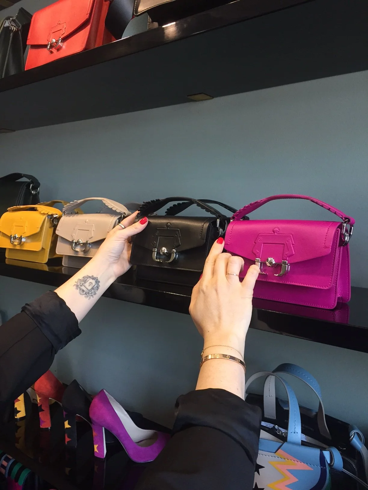 Paula Cademartori chooing the right bag.JPG