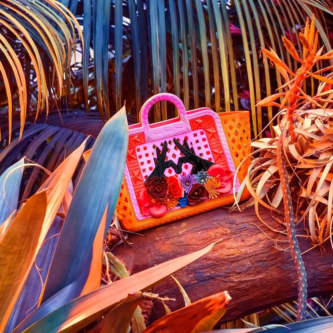 Inspired by the exotic exuberance of the Jardim Botânico of Rio de Janeiro, this capsule collection made by Paula for the iconic Italian brand Kartell is all about Tropicália fun! 
Mood-boosting summer sandals and handbags in bright colours and pla