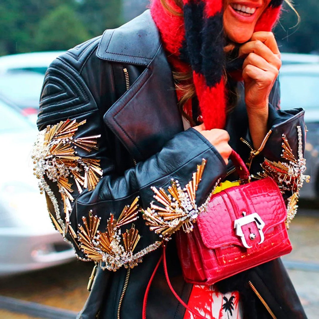 Take a bag and make it the cherry on your pie! When the #DundunBag went glam with a magic look by our muse @annadellorusso 🍒⠀⠀⠀⠀⠀⠀⠀⠀⠀
#PaulaCademartori #TWOP #TheWorldofPaula #PCmuses #PCarchives #DundunBag