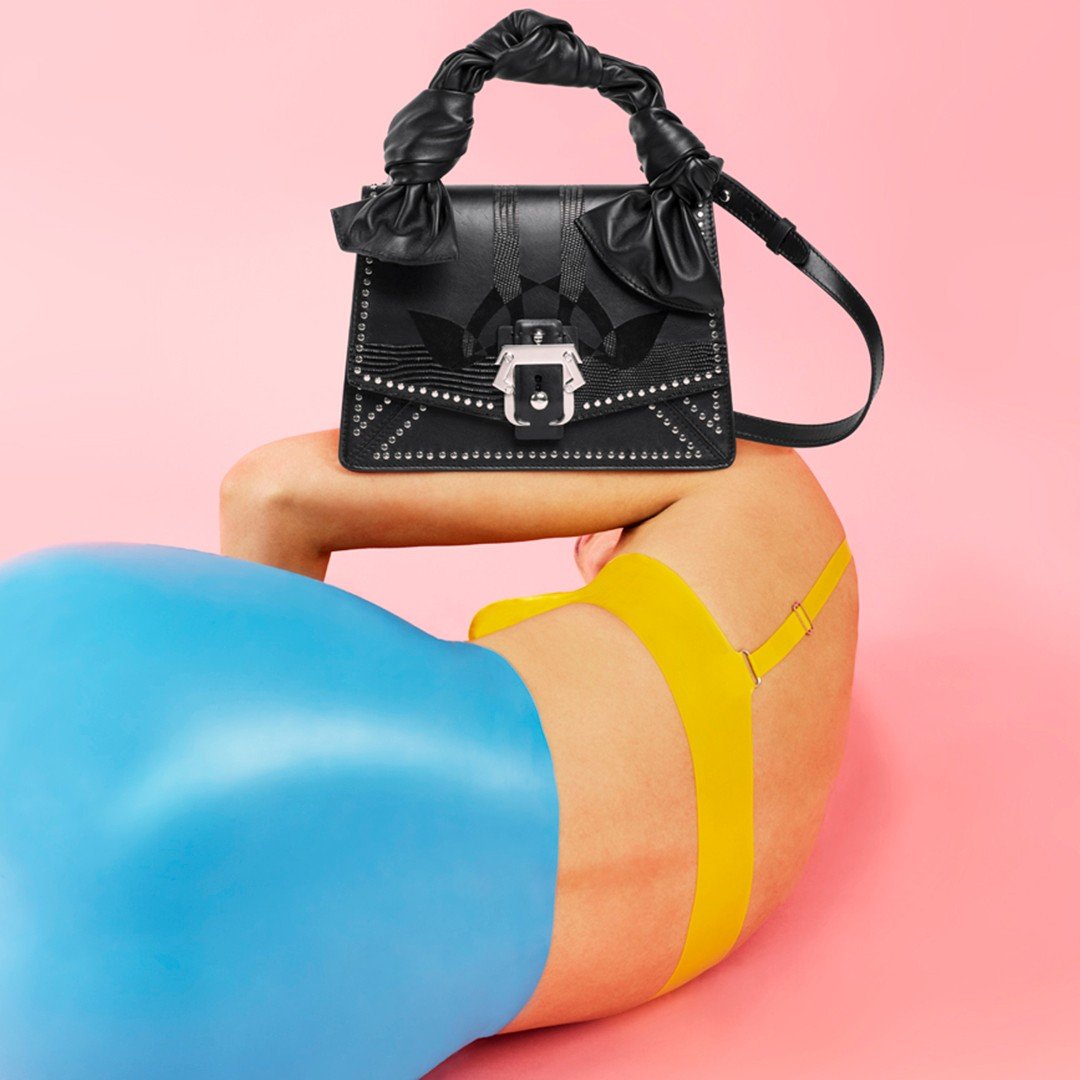 A journey through #PaulaCademartori archives: The Arianna FW2016 showing us how to glam a black bag 🖤⠀⠀⠀⠀⠀⠀⠀⠀⠀
#PaulaCademartori #TWOP #TheWorldOfPaula #PCarchives #ArianaBag ⠀⠀⠀⠀⠀⠀⠀⠀⠀
📷 @albertozanetti77