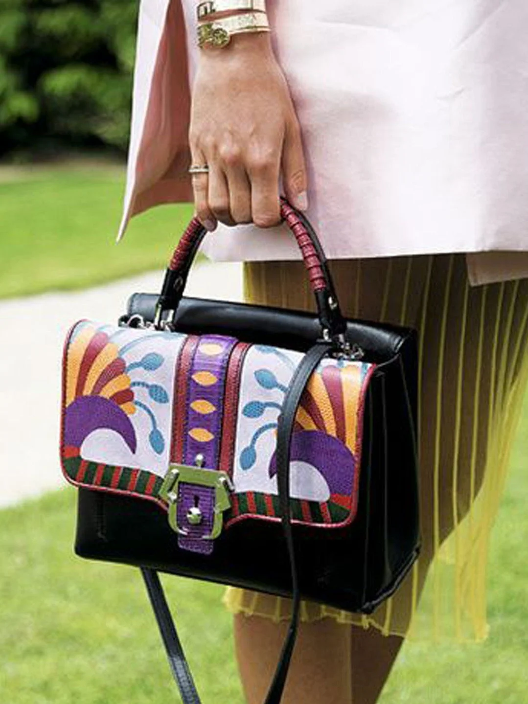 A journey through the Paula Cademartori archive.

'Shop Paula' MAgazzino 0 , brings together a personal selection of handbags chosen by @PaulaCademartori and made available on Vestiaire Collective, giving some of the brand's most iconic creations a s