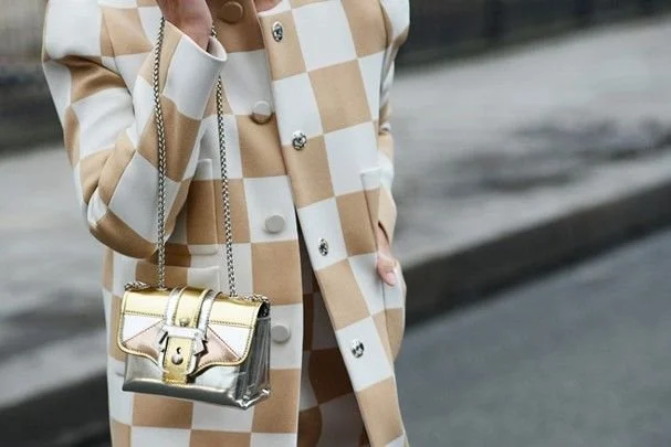 Bolsas metalizadas são _o_ acessório da vez das fashionistas.jpeg
