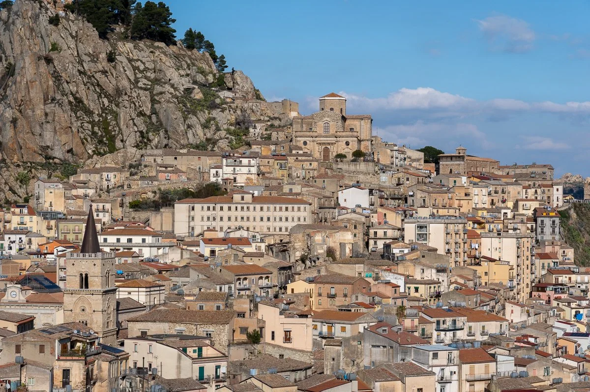 Nicosia: il borgo di pietra