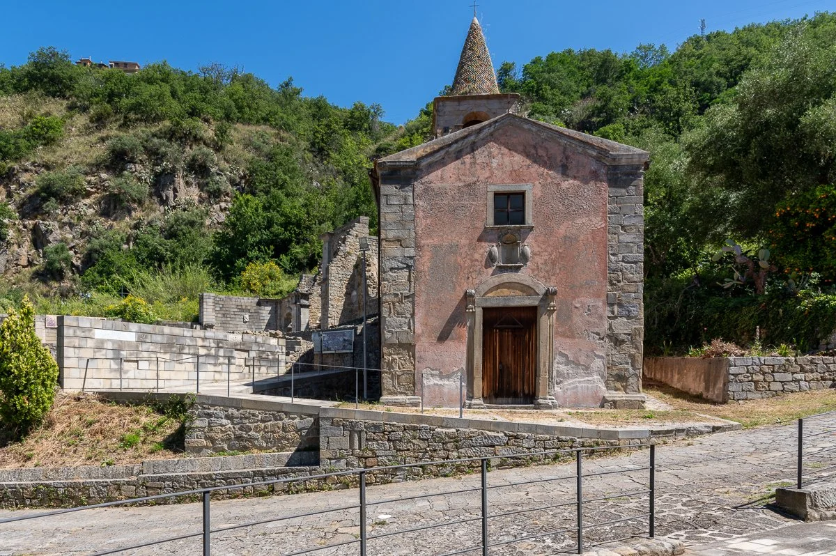 Castell’Umberto e l’antico borgo di Castania