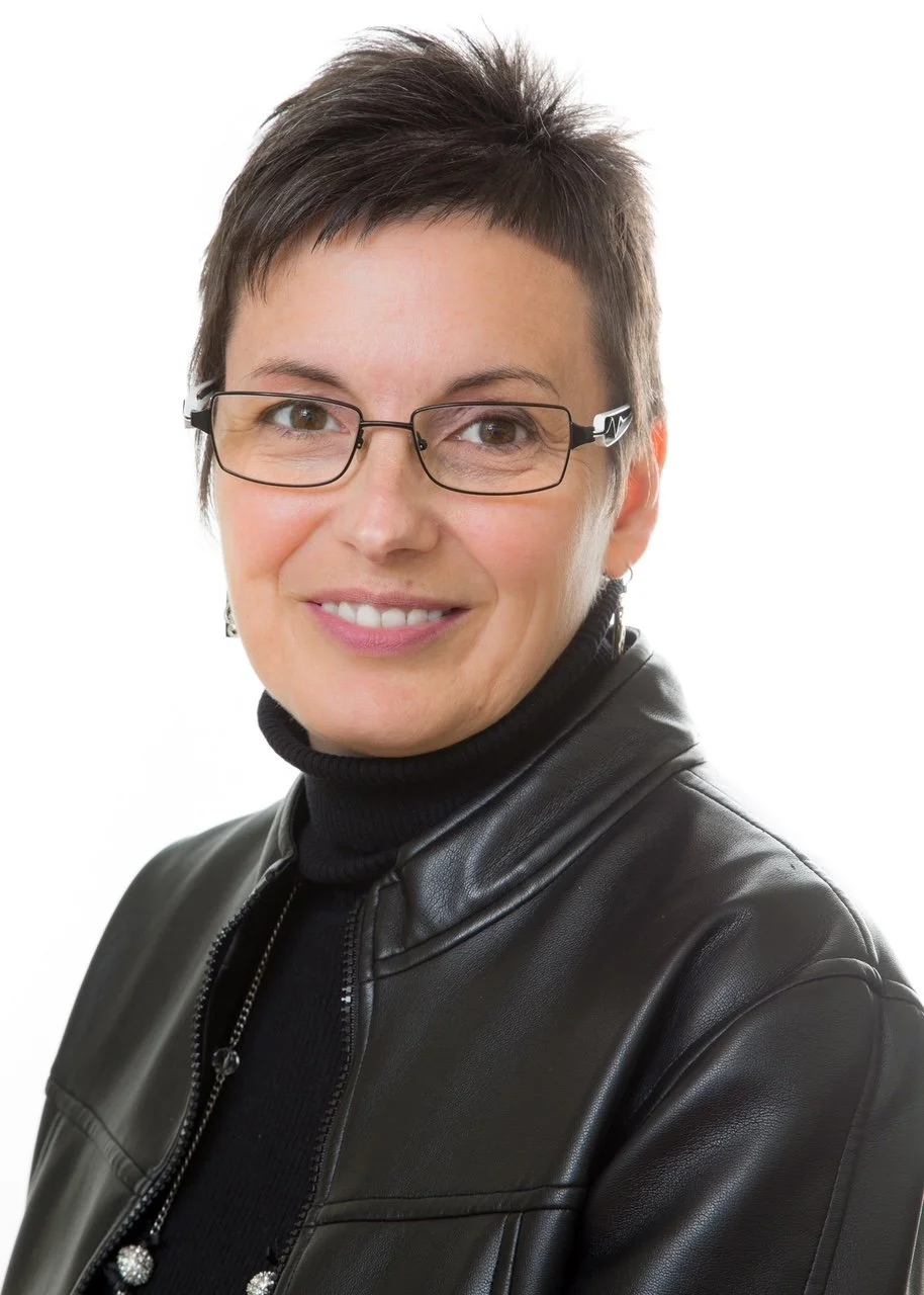 femme au visage avenant et souriant