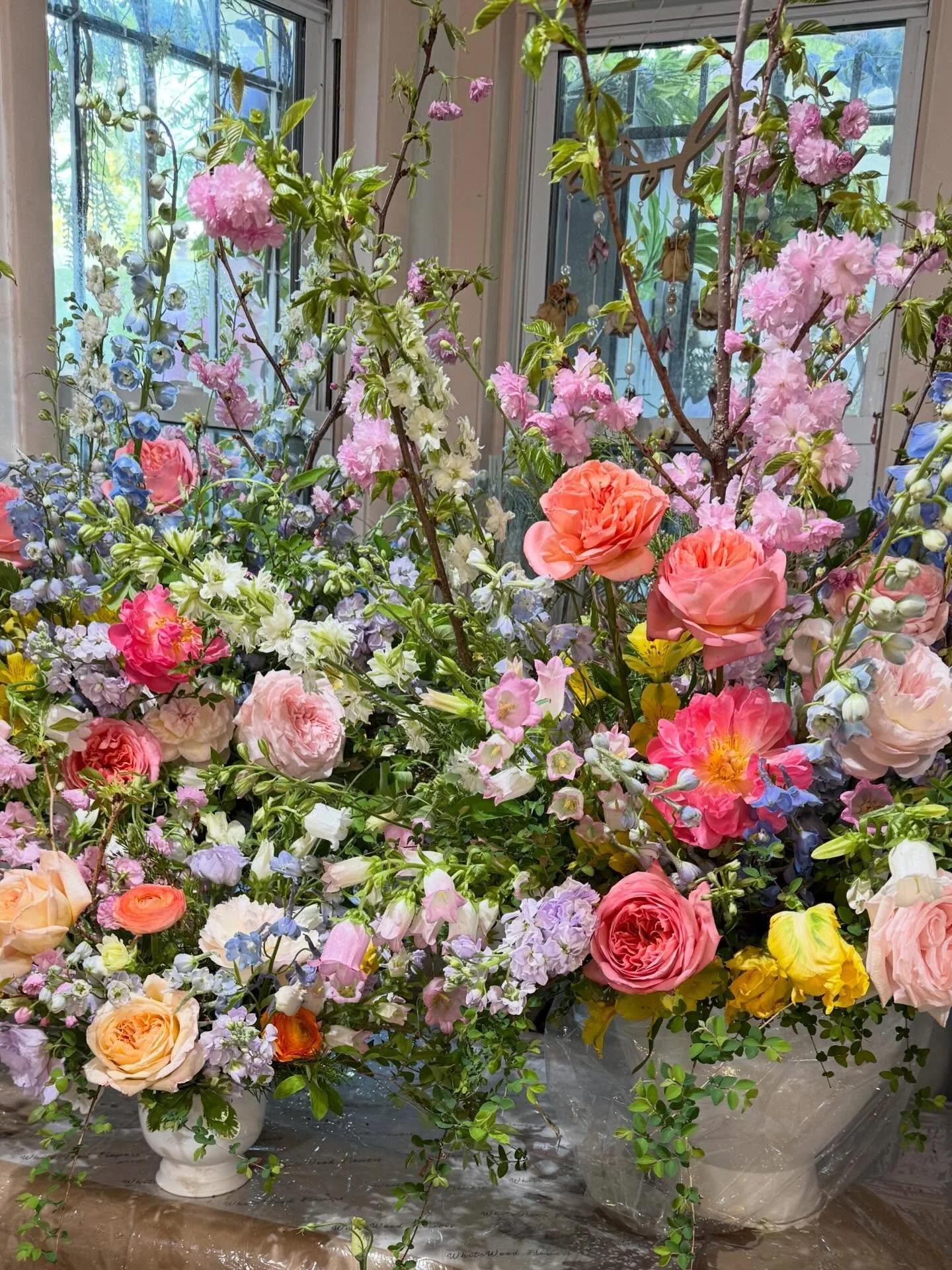 Sneak peak of the fabulous flowers @ivajuly and @whitewood_flowers are working on 🥰