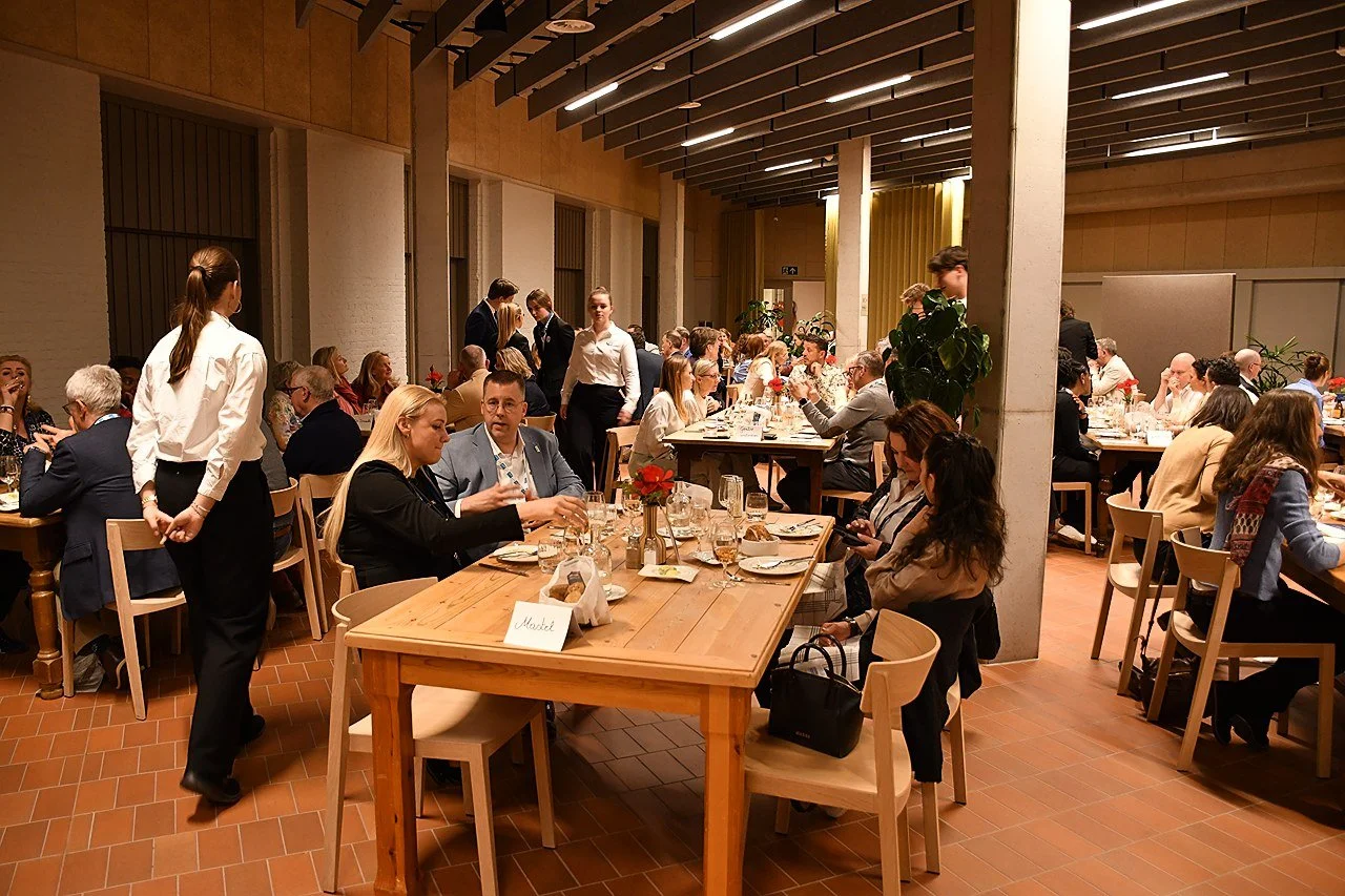 A busy dining room with EUHOFA Congress members seated at tables.