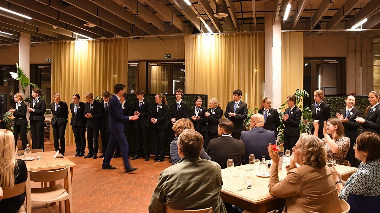 EUHOFA Congress members applauding the students.