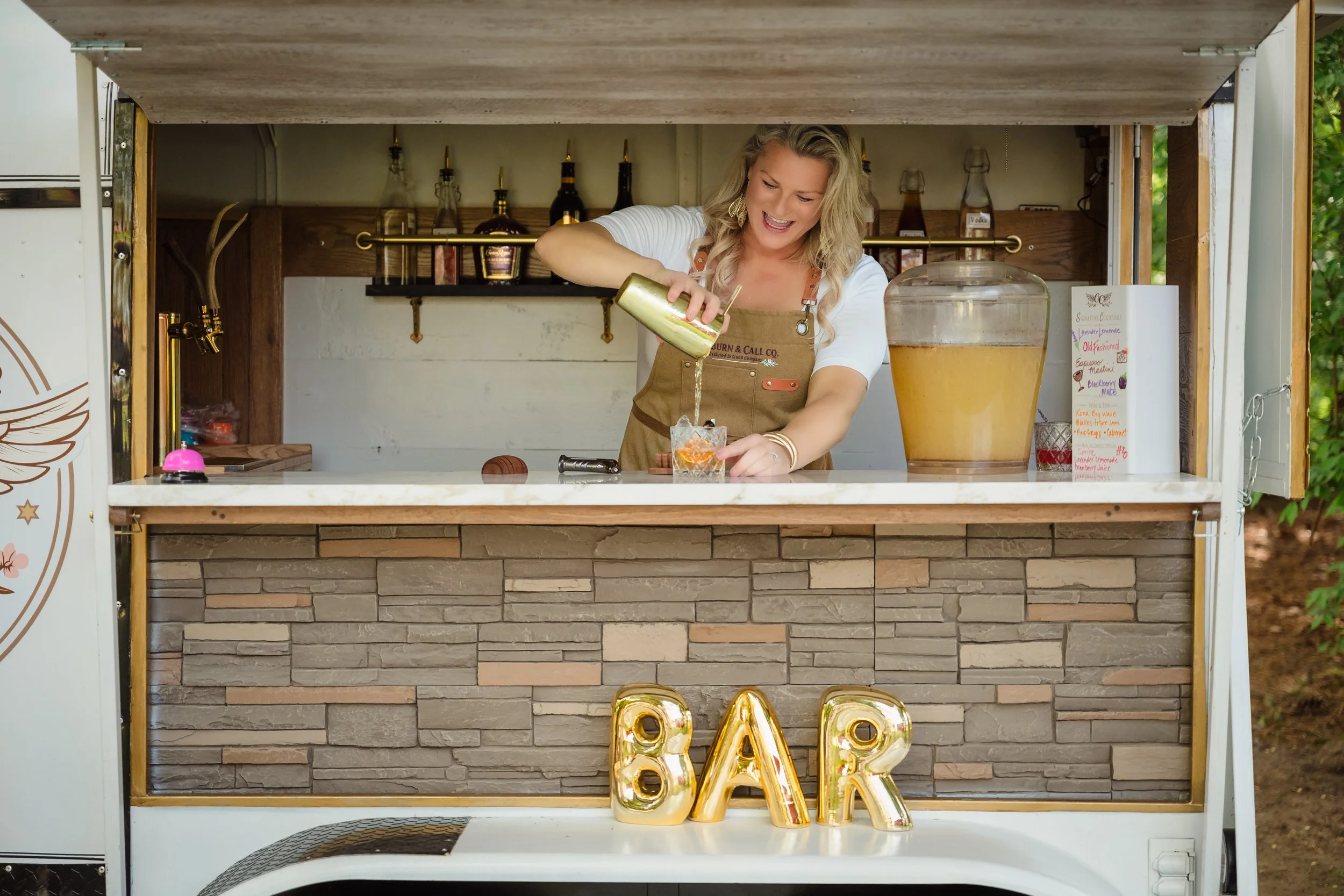 Jessie just slinging drinks