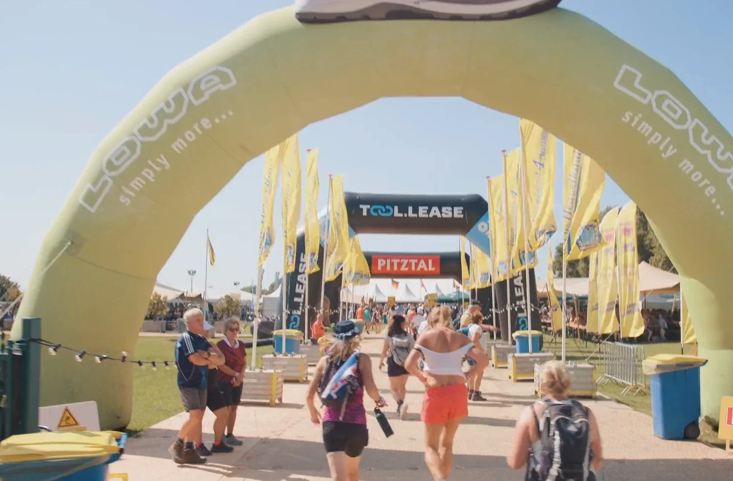 Hikers walking through finish arch at festival terrein 
