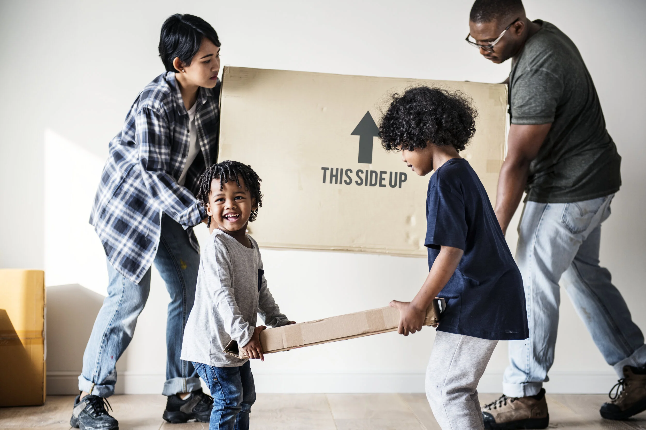 black-family-moving-to-new-house-A7TJ34E.jpg