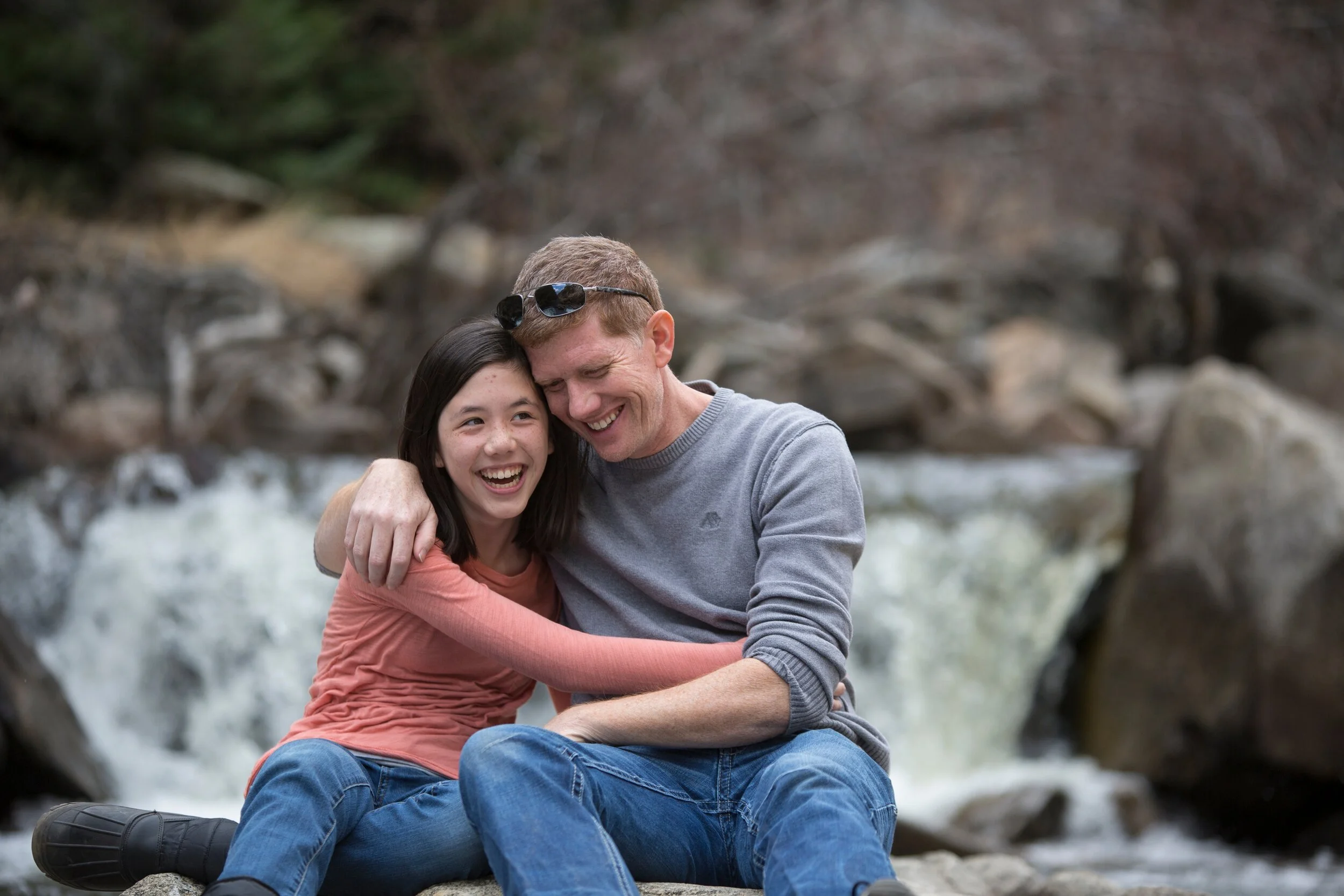 father-and-daughter-hugging-sitting-on-rocks_t20_XzY6e9.jpg