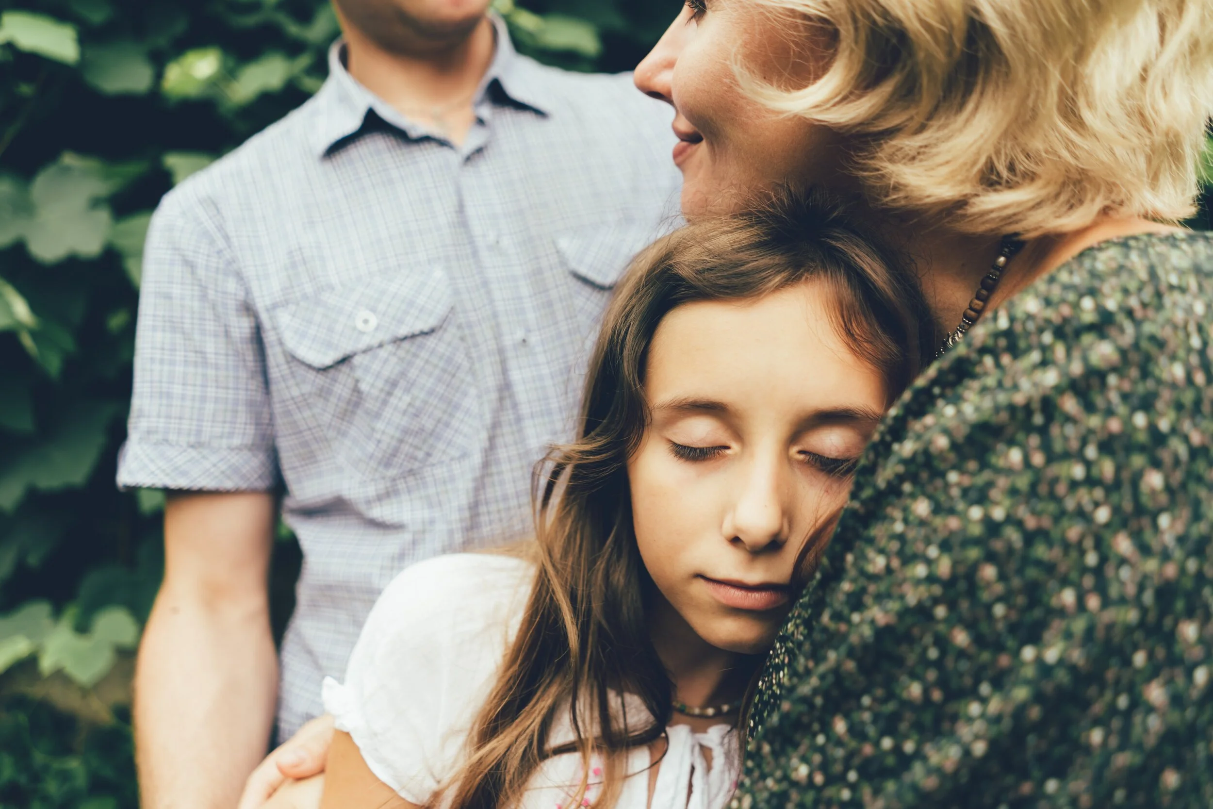 people-teenager-girl-family-mother-face-daughter-mom-parents-hugging_t20_6m7r26.jpg