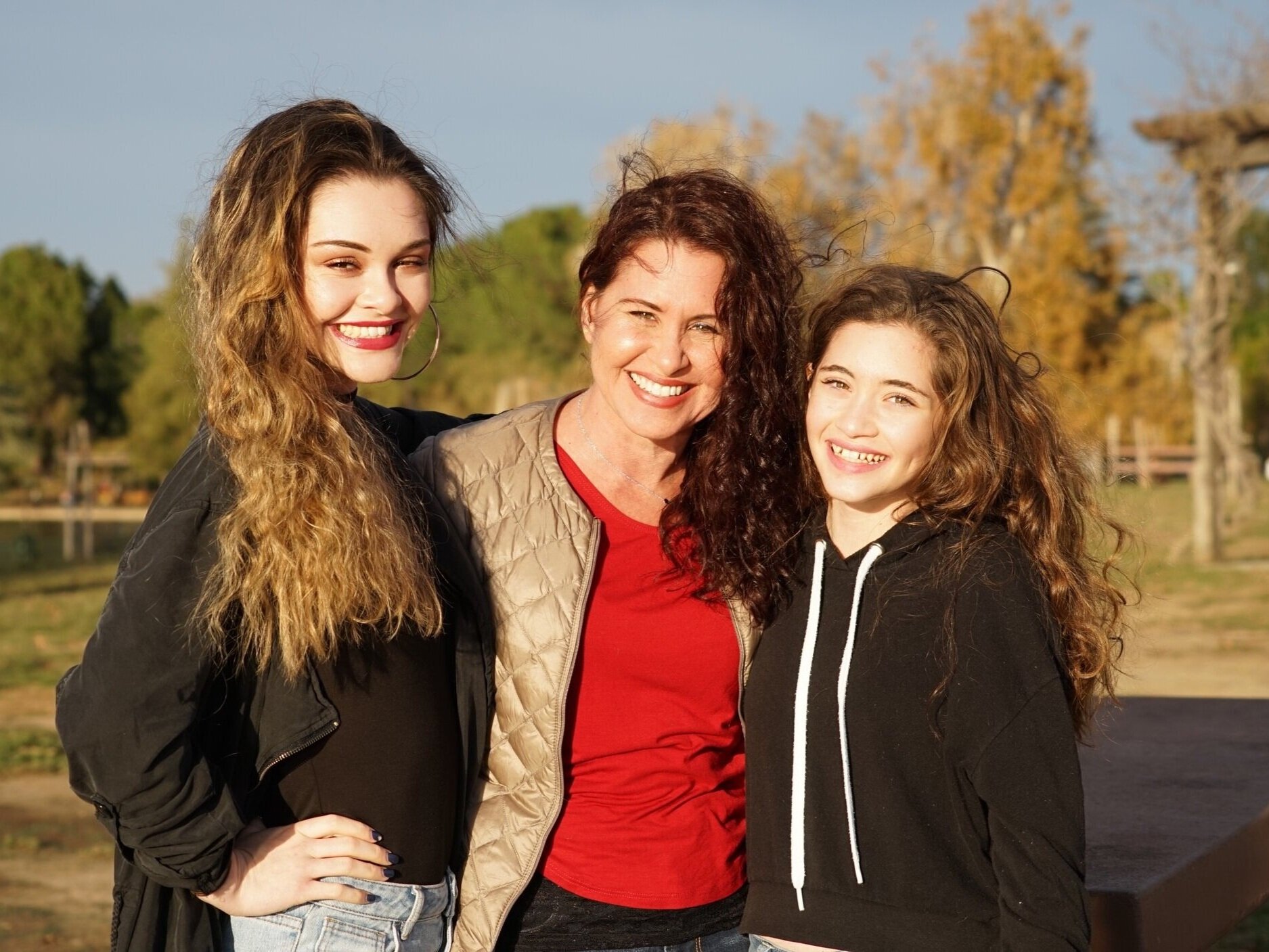 mom-and-teen-daughters_t20_XQAyEV.jpg