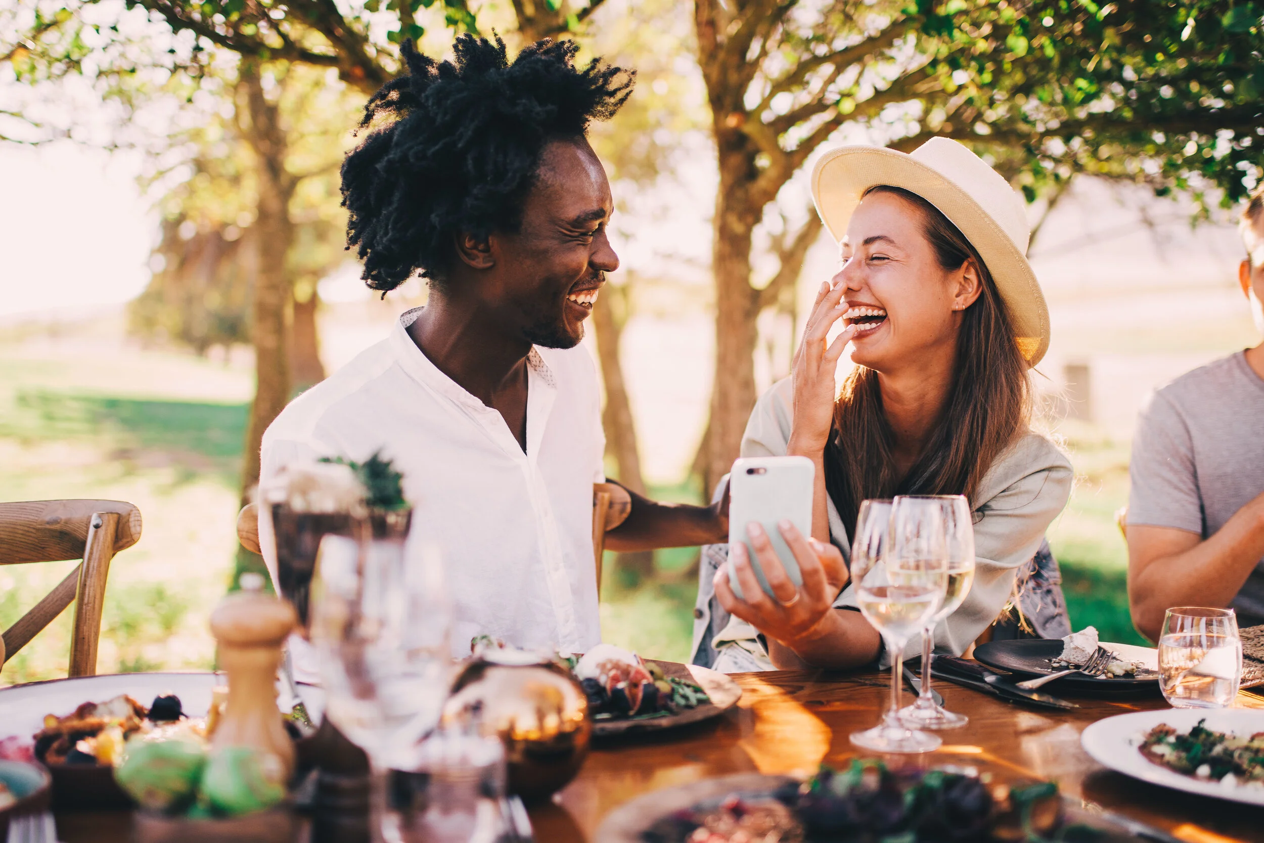 couple-fun-lunch-picnic-wine-together-happy-youth-afro-smartphone_t20_XQAQOz.jpg