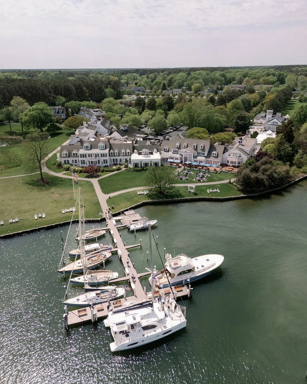 Tucked along the Chesapeake Bay, @perrycabinweddings  feels like an invitation to exhale. Layered with understated luxury, waterfront charm, and the kind of beauty that doesn&rsquo;t ask for attention; it simply holds it. A setting designed for gathe