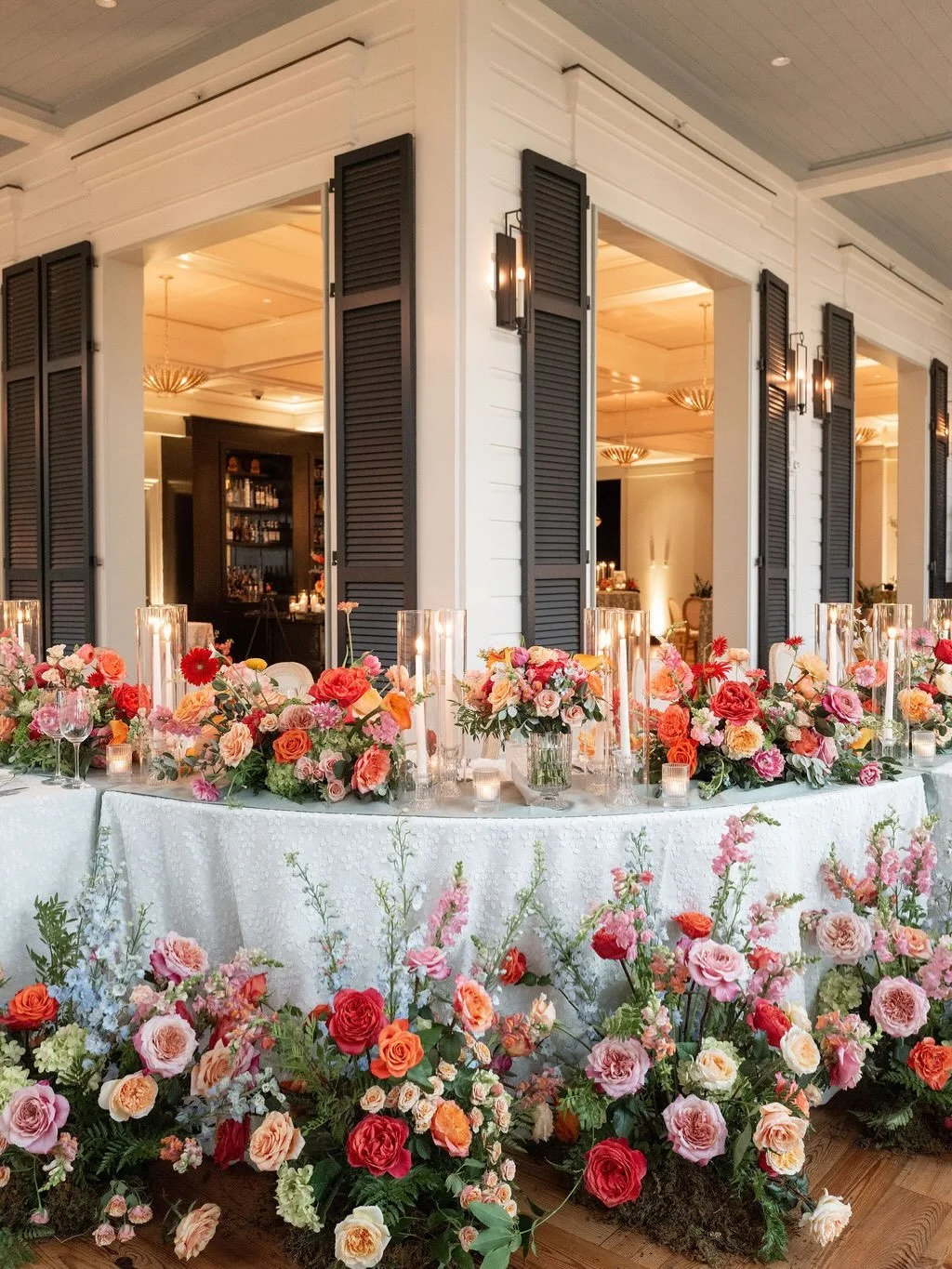 Inspired by the sunset the night H &amp; B were engaged, we had so much fun playing with playful colors while still having an elegant place setting. Always in balance, and always with the clients personality and style in mind. 💍

Venue: @montagepalm