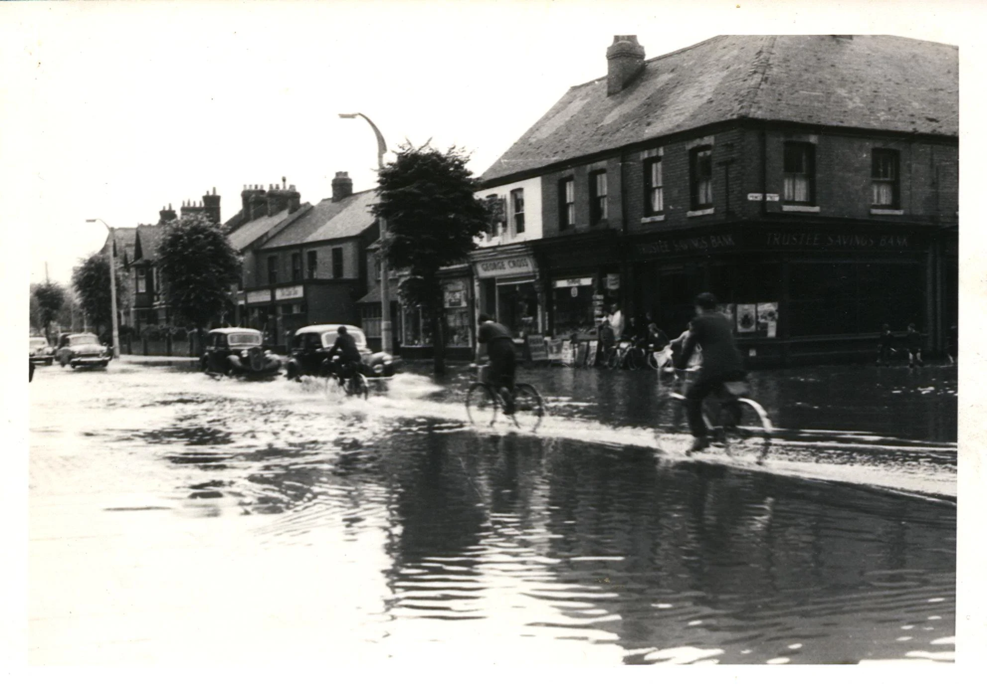 Coton Road. In the distance is the old Mining School on the corner of Riversley Road. The first cyclist is just going past where the Roanne is now. Hiding behind the first tree is the now derelict 'Redroofs', home to Mr L E Price, Mayor of Nuneaton i