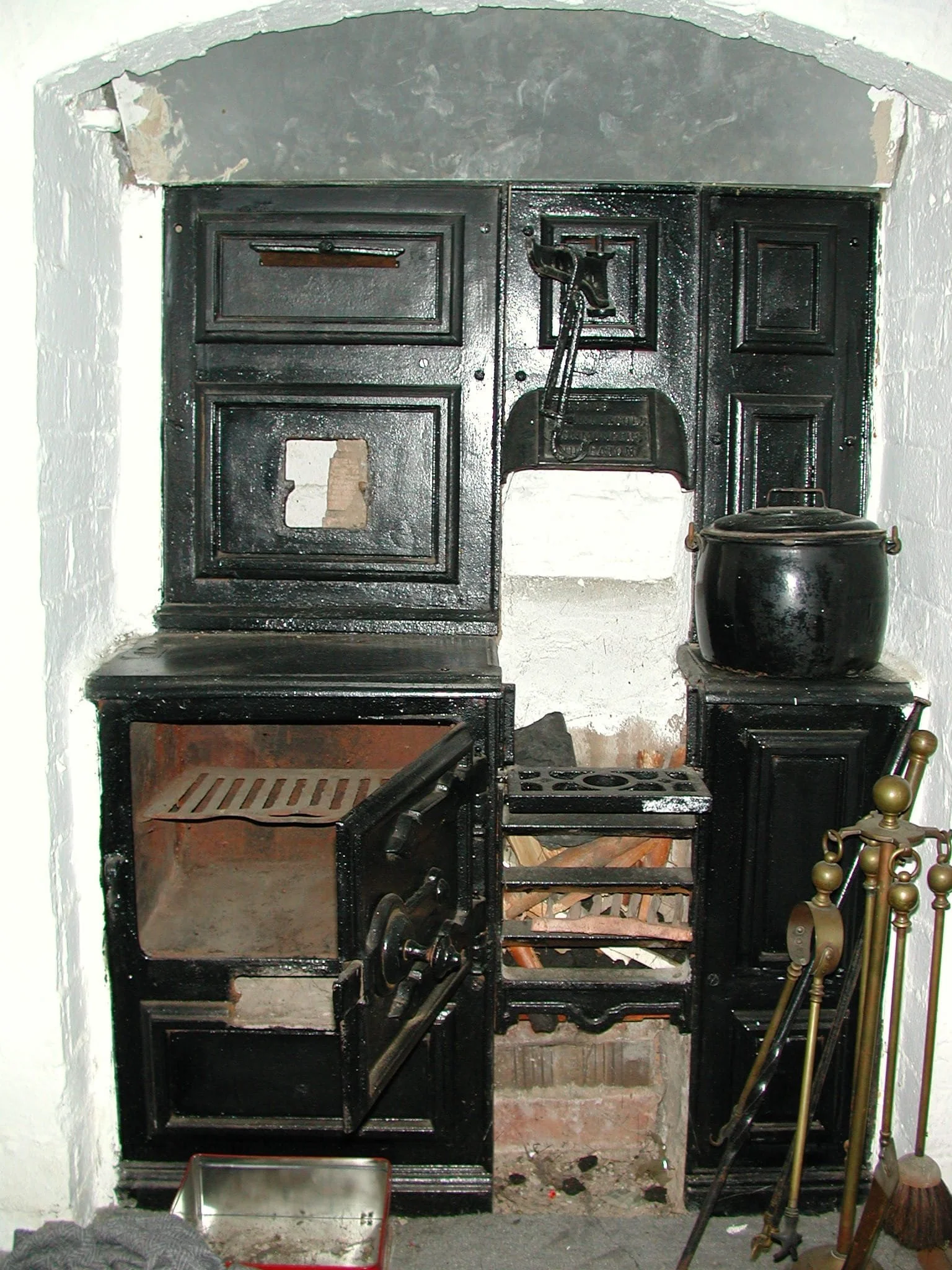 Victorian period cast-iron stoves and kitchen ranges revolutionized cooking by moving hearths to enclosed, fuel-efficient appliances. Originating from Thomas Robinson’s 1780 patent, these heavy units featured an integrated oven, water boiler, and sto