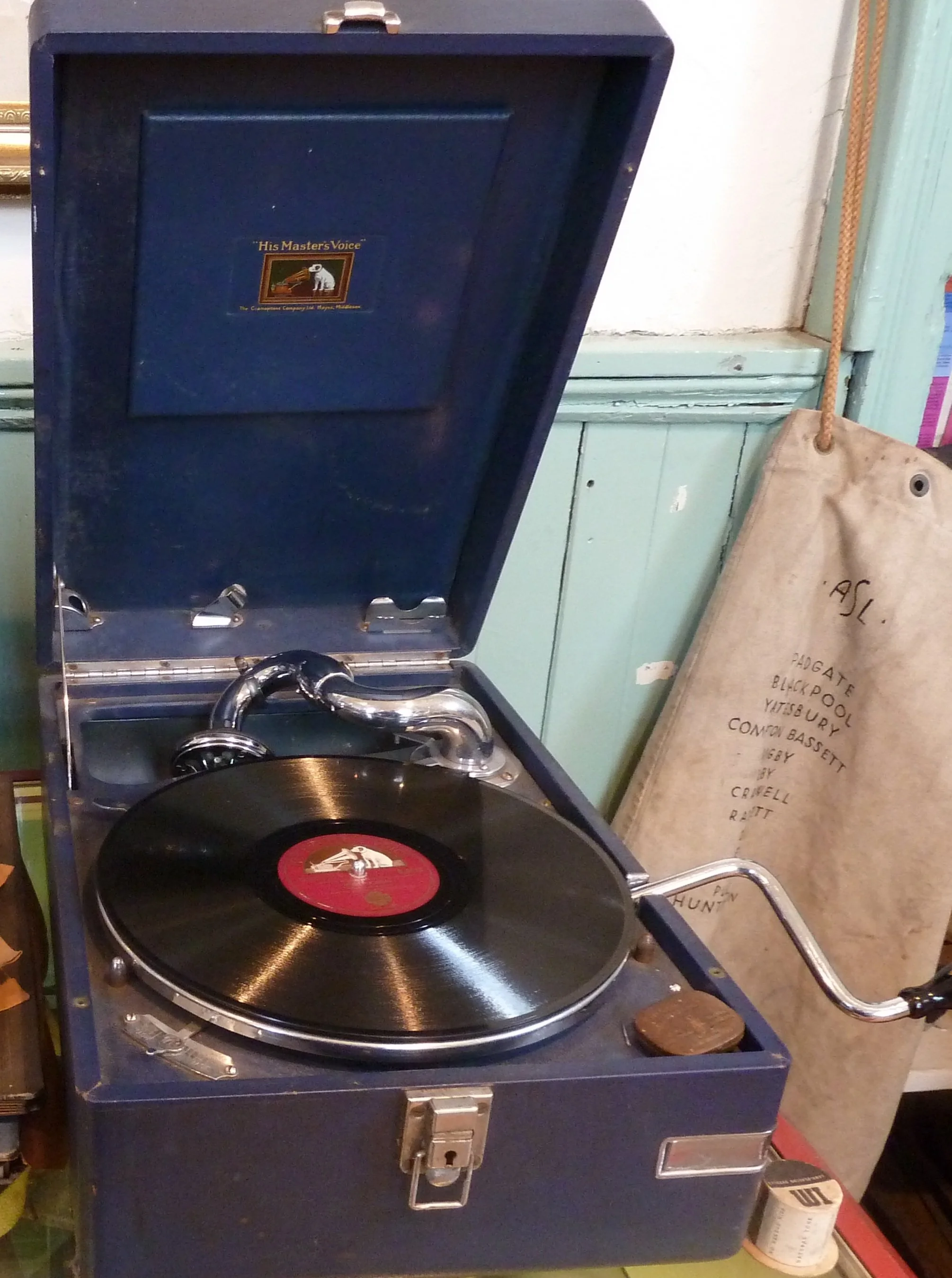 The "His Master's Voice" (HMV) wind-up gramophone, famous for its dog-and-horn logo, was developed by The Gramophone Company in the early 20th century. These fully mechanical devices required no electricity, utilizing hand-cranked springs to spin ear