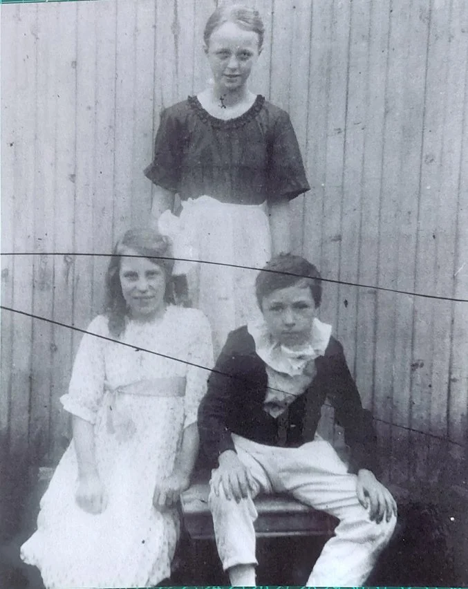 On the back of the photo is written 'Lawyer Dempster's Children'. We suspect that the photo is of children dressed up for the 1919 celebration. Lawyer Dempster was based on the real-life Nuneaton lawyer James Buchannan.