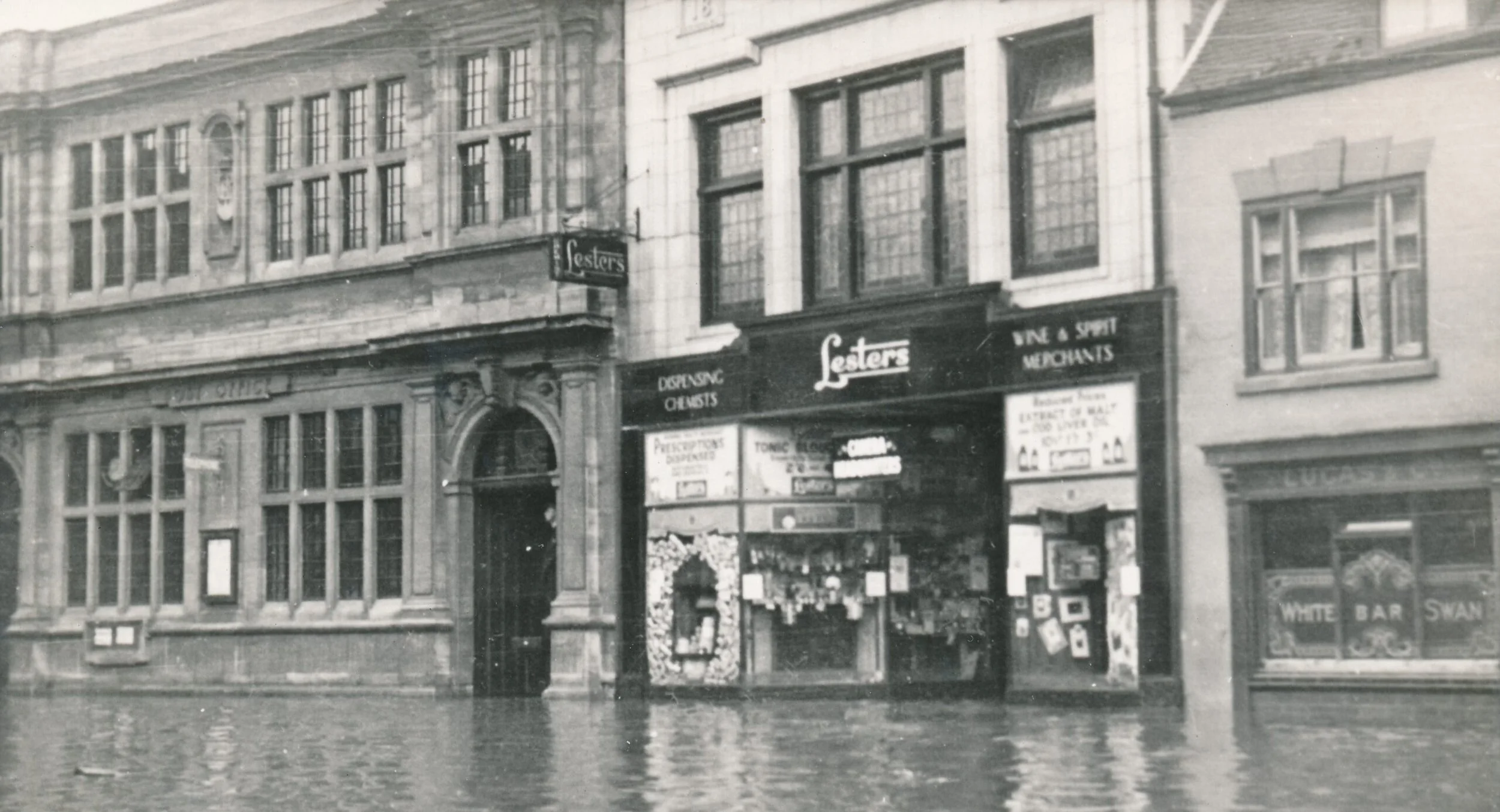 Bridge Street in the May 1932 floods. Lesters Chemist stands next to the old Post Office, approximately where NatWest is now.