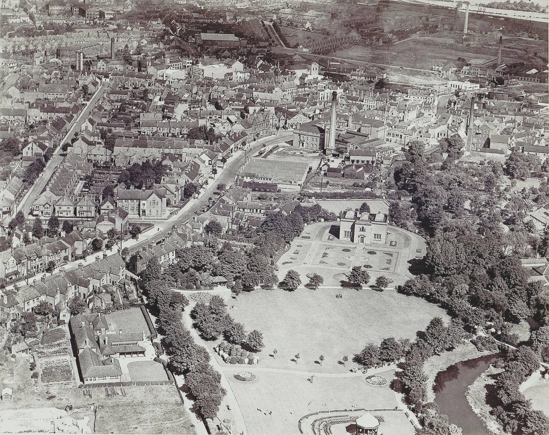 Old aerial photo of Nuneaton.  Bottom right is the bandstand in Riversley Park; centre right is the Museum, far right edge you can make out the buildings of the Union Wool and Leather.  Behind the Museum is the Town Hall with the Electricity Board ch