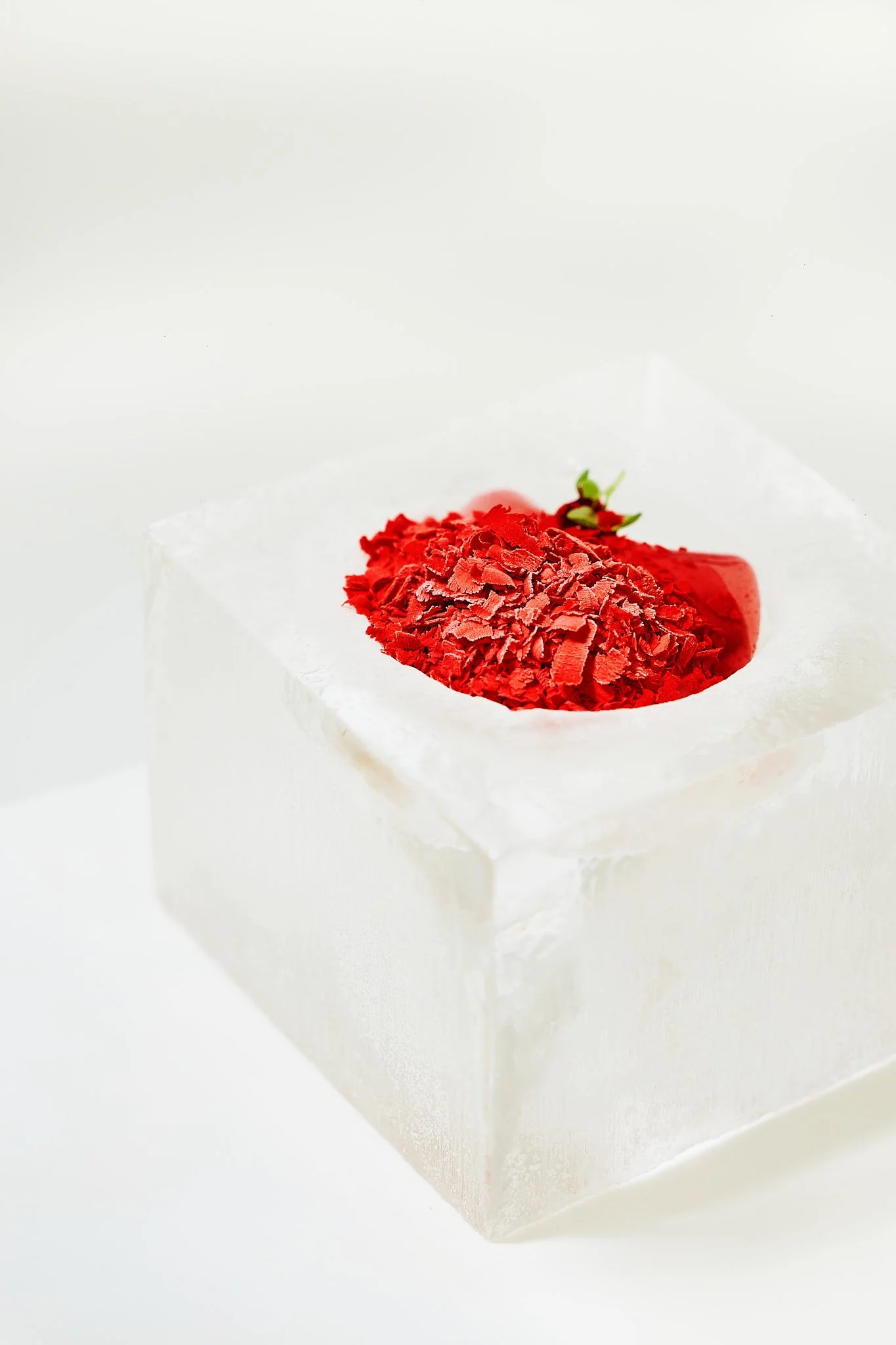 Postre en forma de cubo hecho de hielo con fresas cubiertas de chocolate en la parte superior