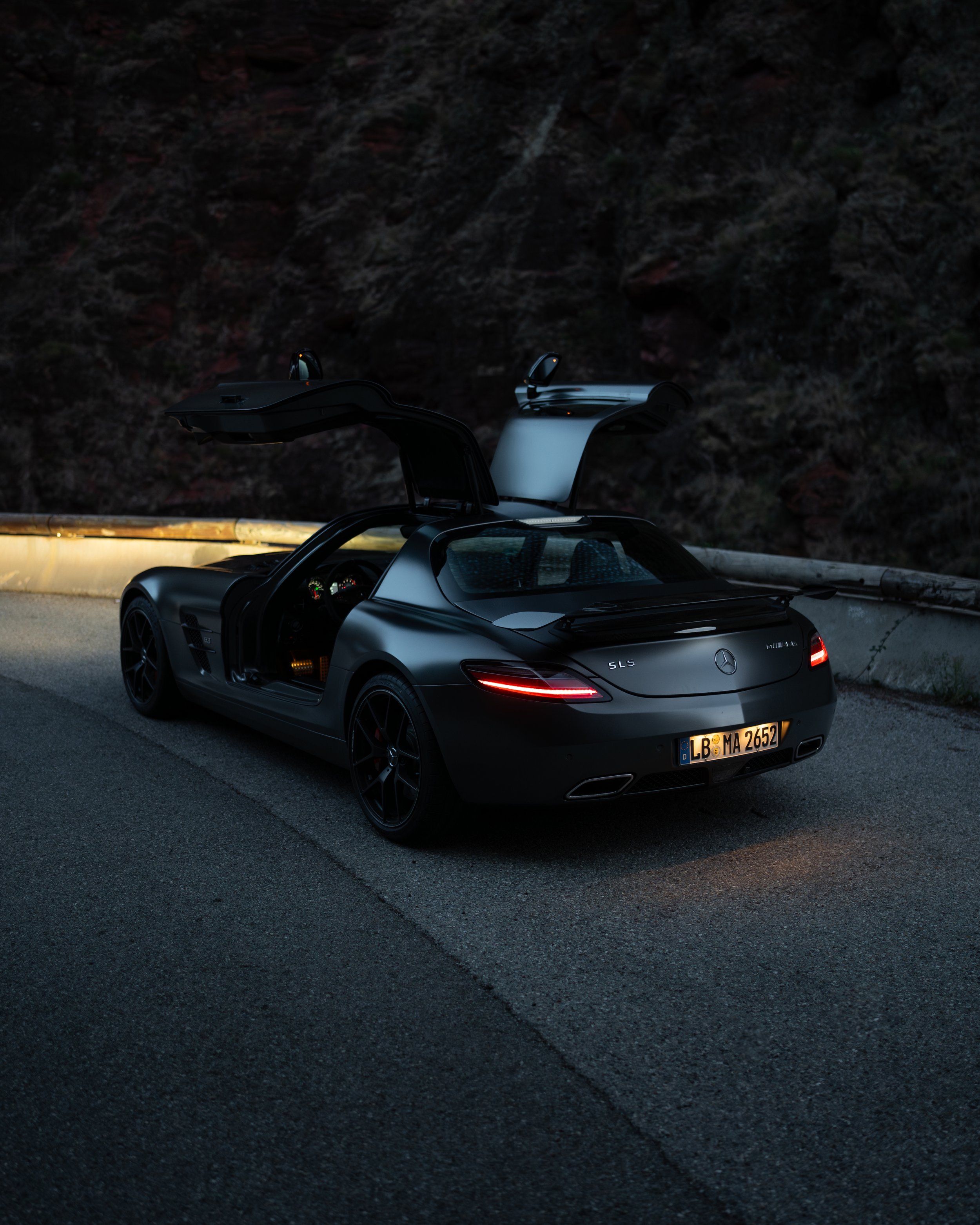 20251118_Banauten_Mercedes-AMG_RawDrives_NikoFrielitz-49.jpg