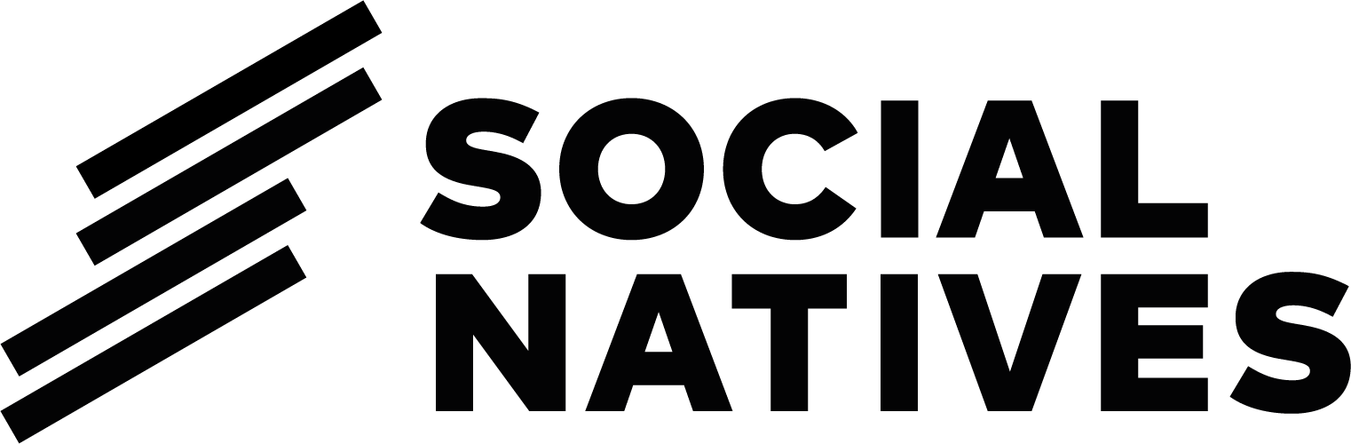 Logo mit schwarzen Texten 'SOCIAL NATIVES' und grafischen Elementen