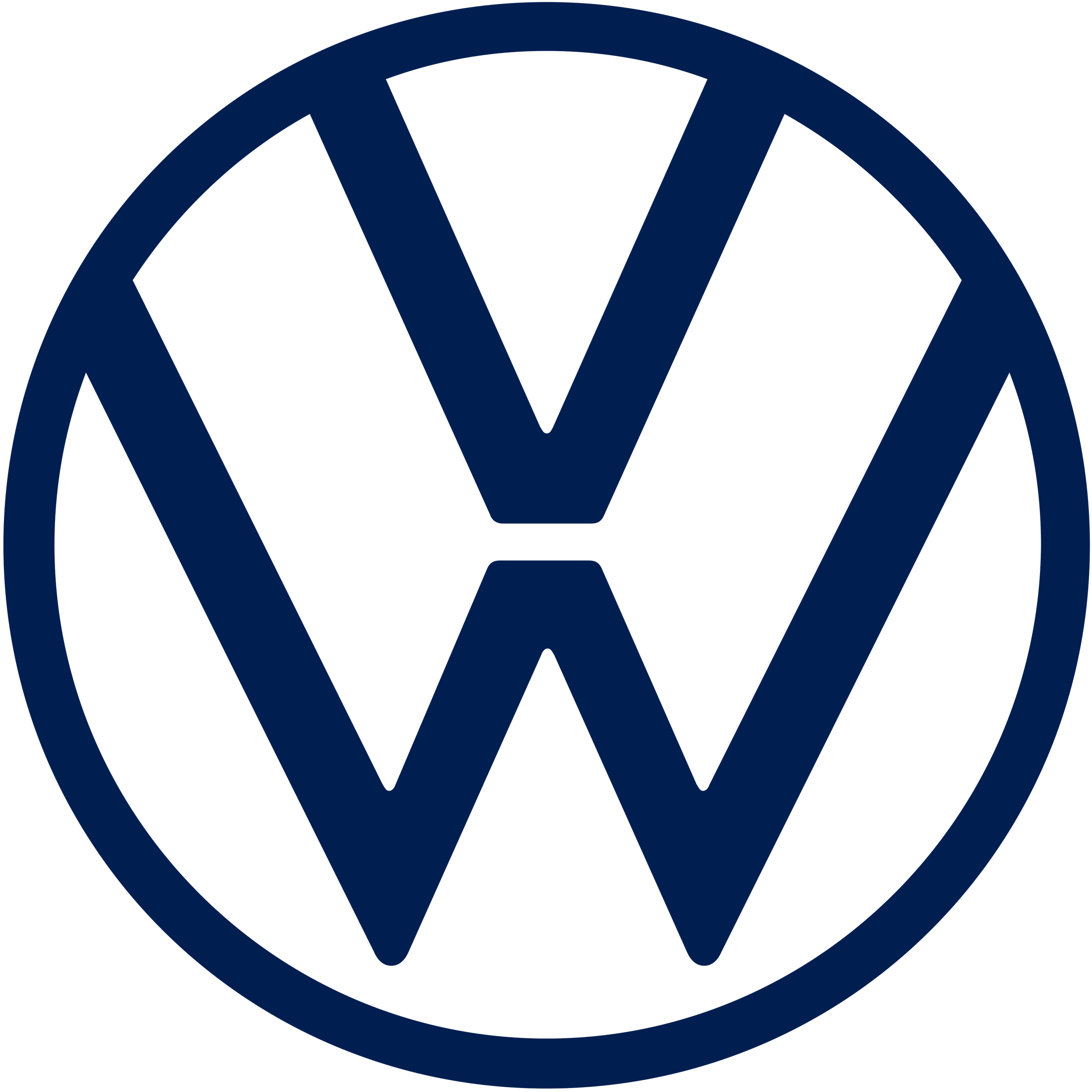 Das Bild zeigt das schwarze VW-Logo mit blauer Umrandung auf schwarzem Hintergrund.