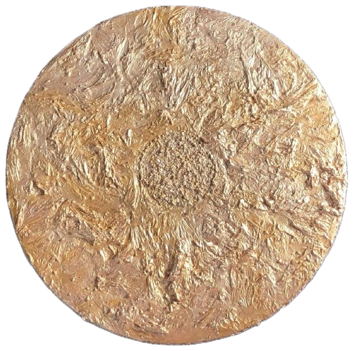 Gouden medaille met een centrale verheven decoratie en een ruwe textuur, rondom de rand licht gekarteld.