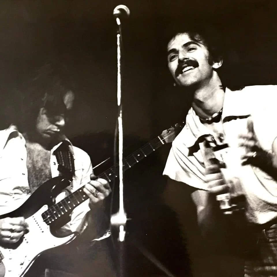 Ken deep into performance with the amazing guitarist Dave Murrell. 