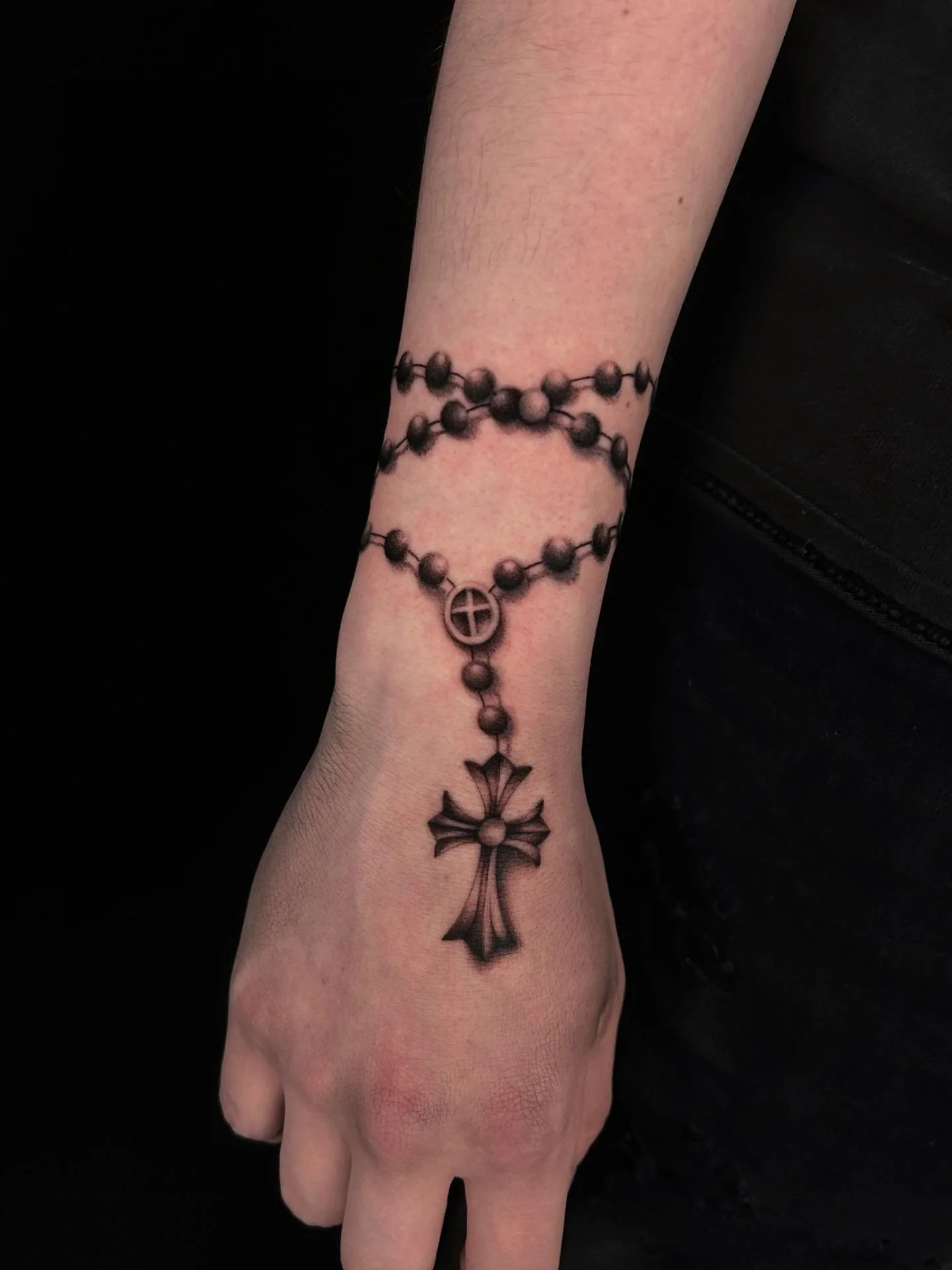 Rosary tattoo!

If you&rsquo;re looking to book an appointment or have questions/concerns, you can always reach me through my dms or email! ⭐️

#mnfinelinetattoo #mntattooartist #tattoo #finelinetattoo #rosarytattoo