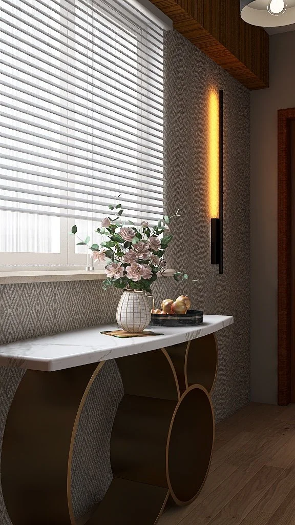 Interior moderno con ventana con persianas blancas, mesa decorativa con flores y objetos dorados, pared con iluminación amarilla