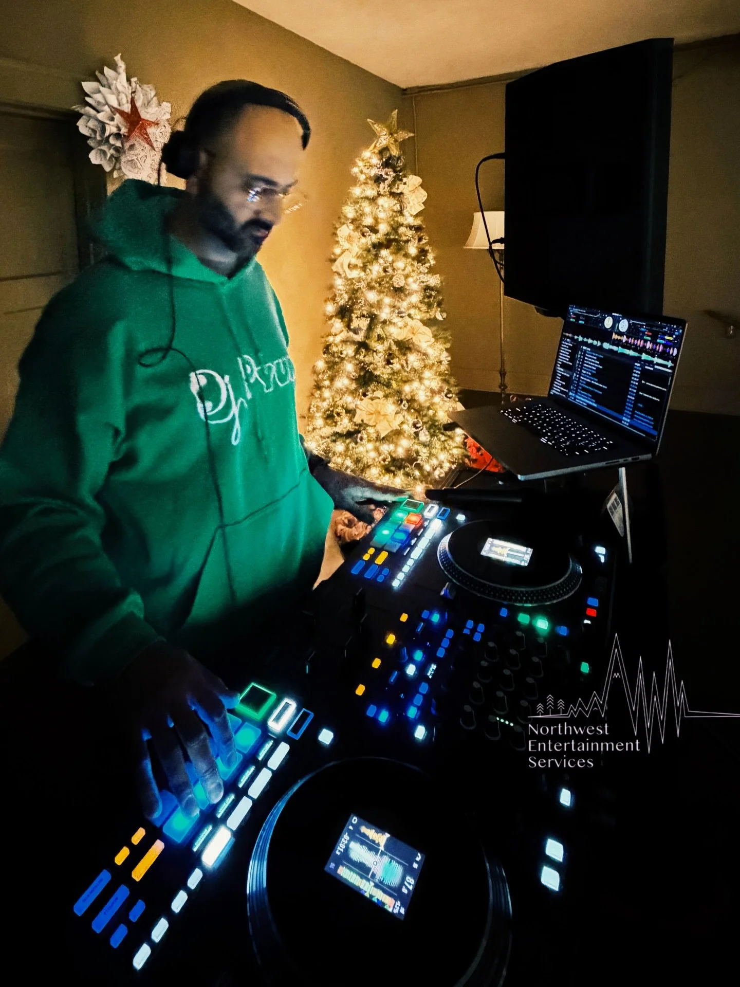 Holiday party season is officially in full swing! 

Tonight I&rsquo;m out here with Northwest Entertainment Services, bringing the music and the memories to the amazing volunteer celebration at Mill Crate Kitchen.

There&rsquo;s something special abo