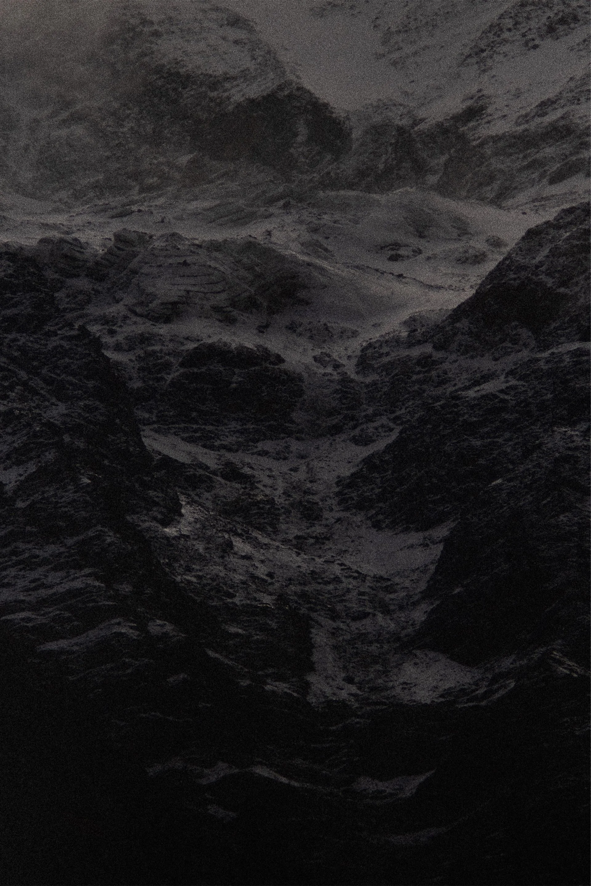 Montagnes enneigées sombres sous un ciel nuageux - Chamonix Mont-Blanc -  Alps Films Equipment Rental.