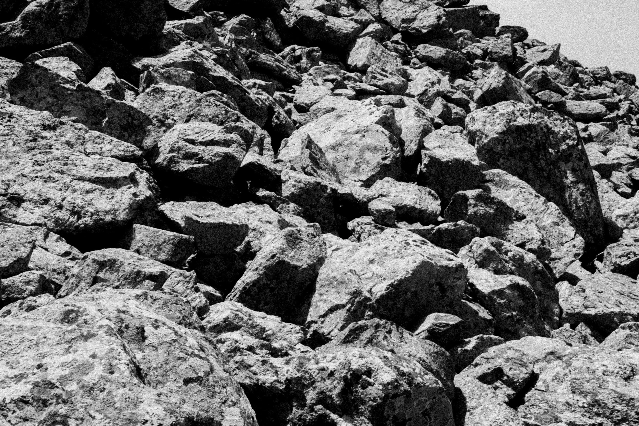 Un amas de pierres et rochers en noir et blanc - Chamonix Mont-Blanc -  Alps Films Equipment Rental.