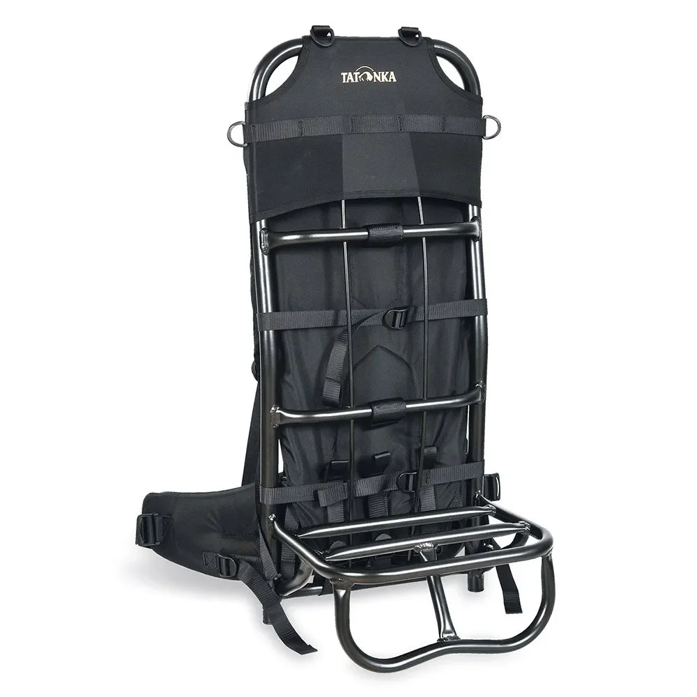 Un sac à dos noir avec une structure métallique et des bretelles, destiné à transporter une planche à roulettes ou un skateboard.