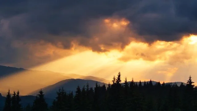 144679809-time-lapse-sun-rays-emerging-t_H264HD1080.mov - frame at 0m3s.jpg