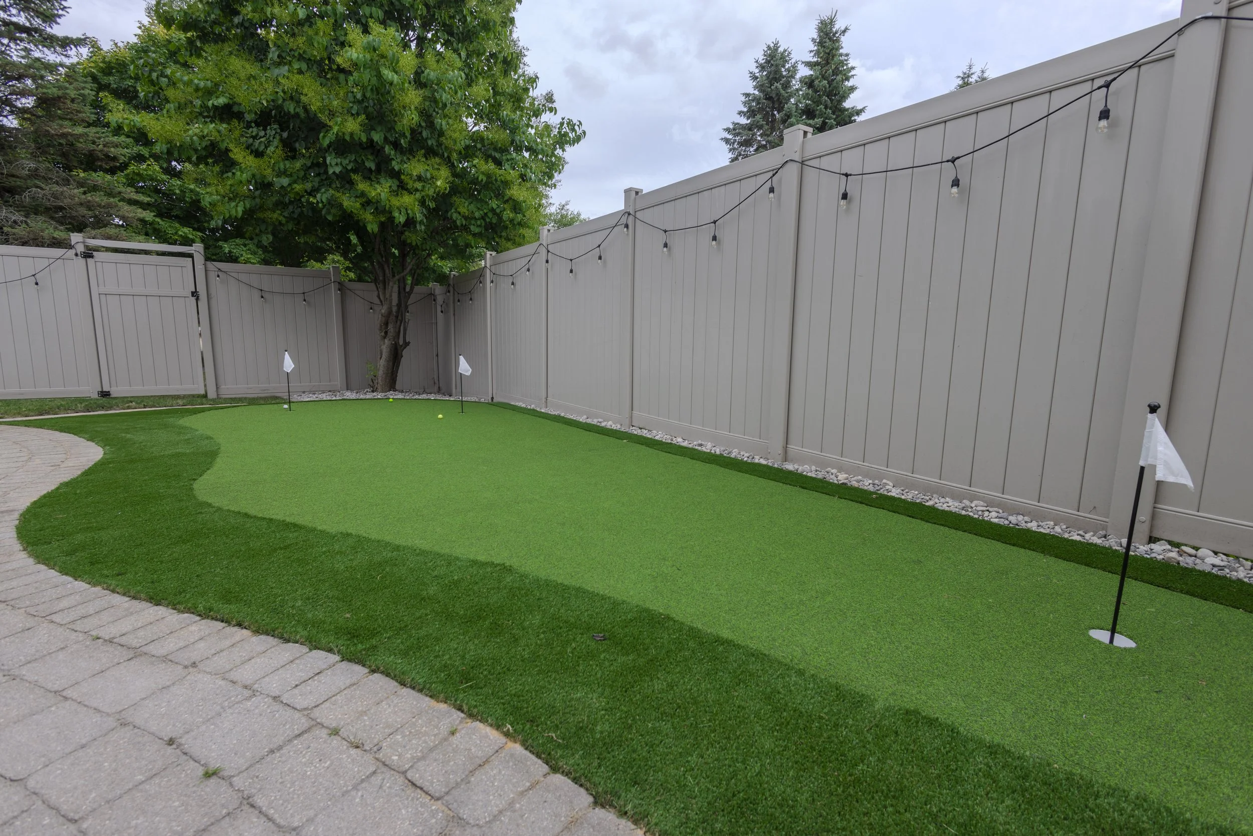 Backyard artificial putting green with curved design in Ottawa