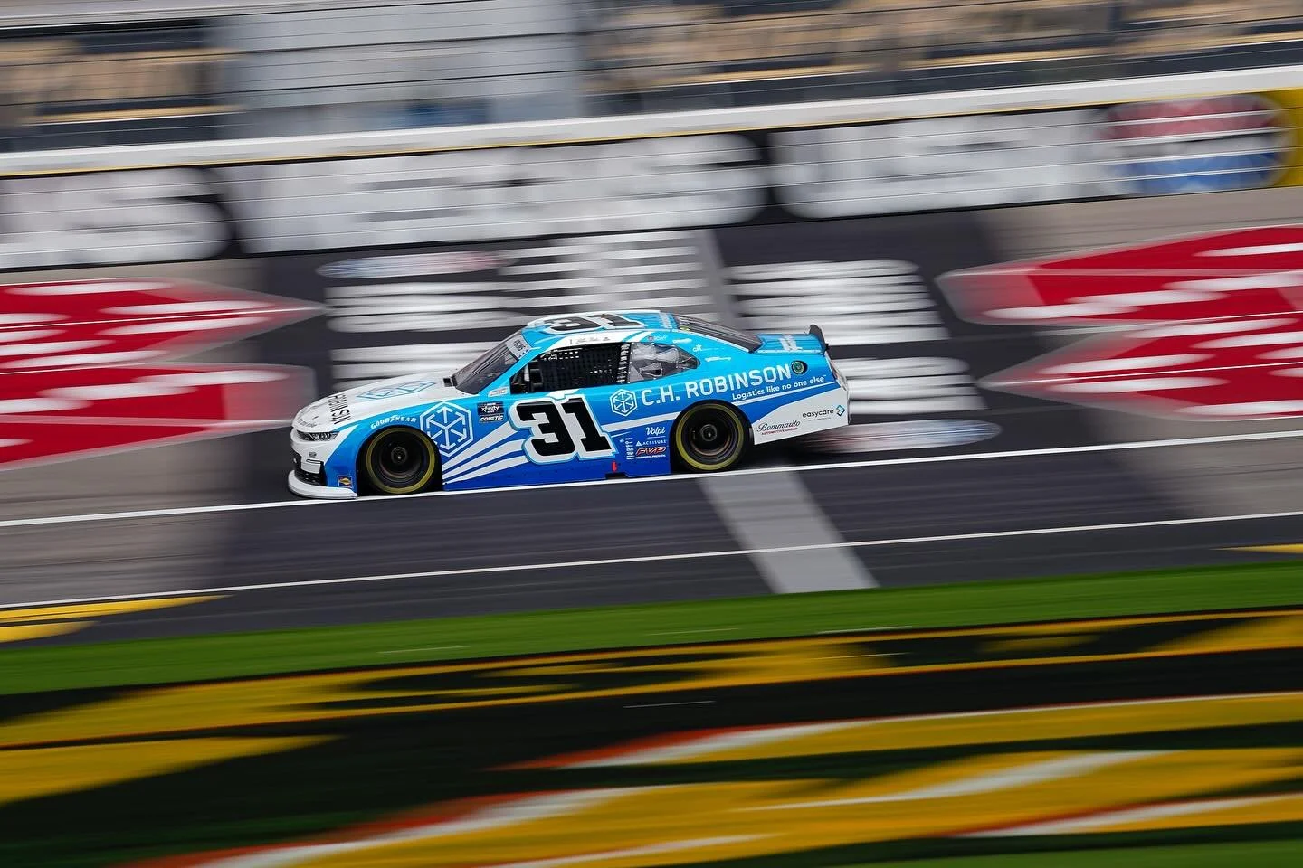 RACEDAY in Las Vegas! 🎰 Green flag 7:30 EST on @thecw.