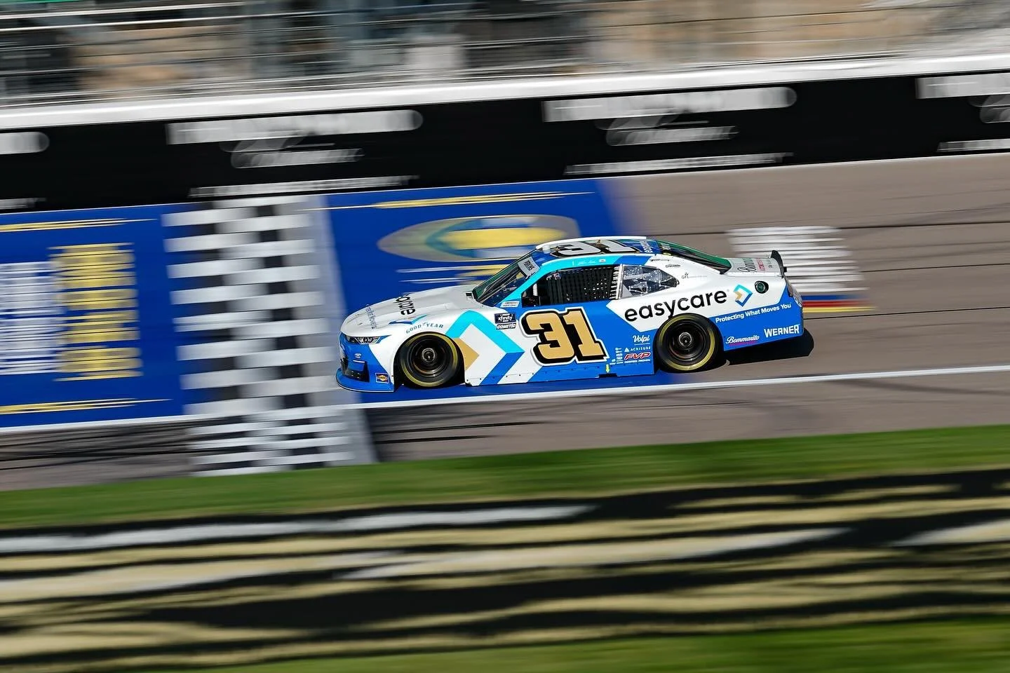 Always a fun weekend in Kansas with EasyCare on board! Let&rsquo;s get this race started! Tune in at 4 pm EST on @thecw. 🏁