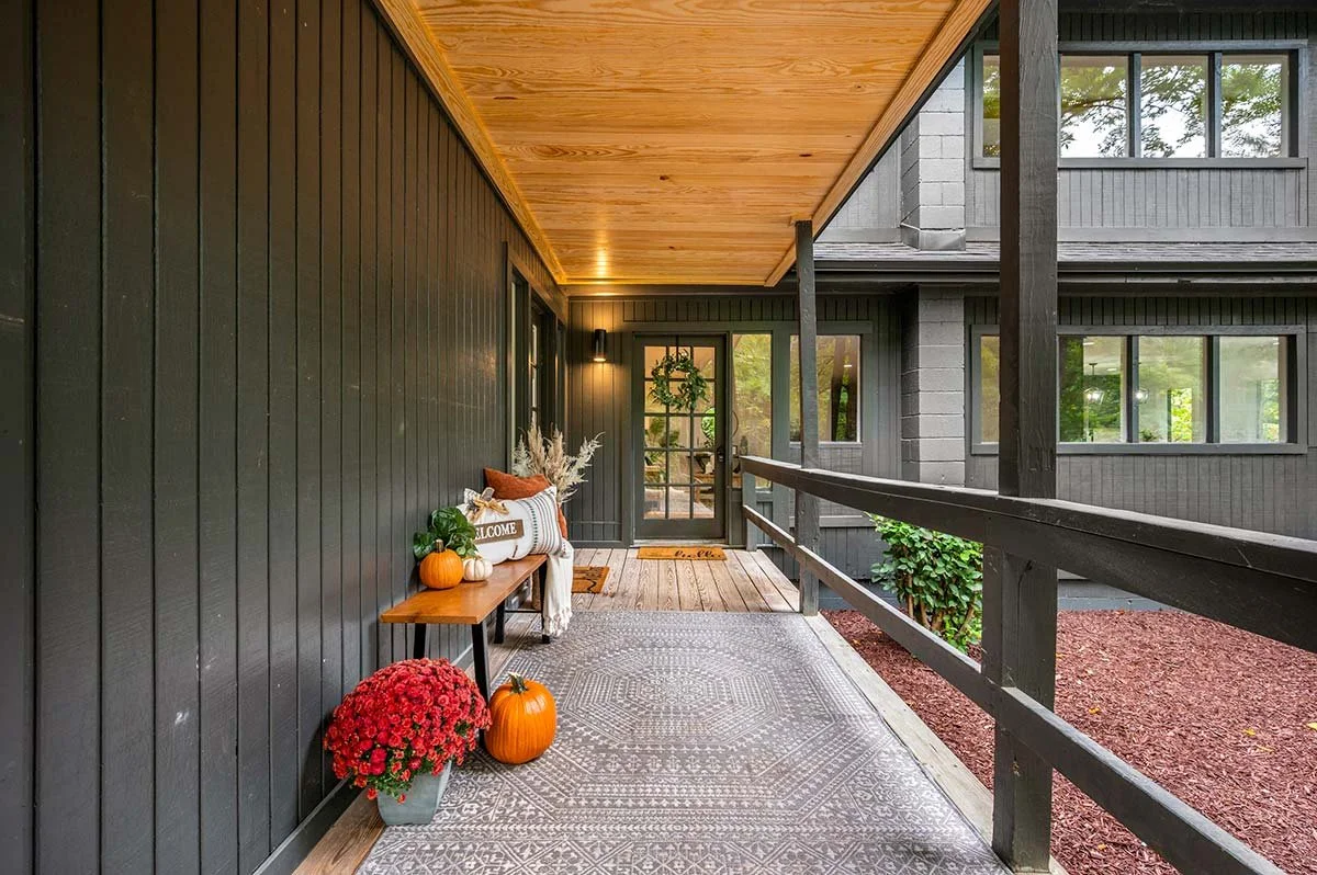 Premier-Design-Construction_160-Lasae_Entrance-View.jpg