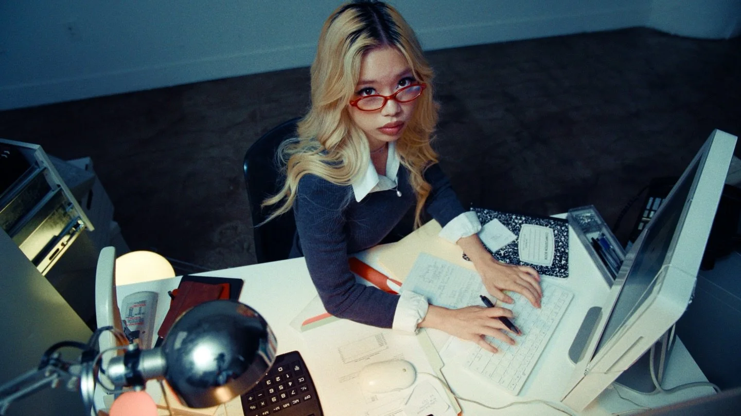 TRINKETS

FEATURING @pinkstellaire 

DIRECTOR: @trickyjacob
DIRECTOR OF PHOTOGRAPHY: @sweet_.jp 
ASSISTANT DIRECTOR: @billyikram 
PRODUCER: @doan.haydenz 
PRODUCER: @xanderfernandez_ 
ASSISTANT CAMERA: @bp4rk 
KEY GRIP: @josephmag__ 
GAFFER: @jammerj