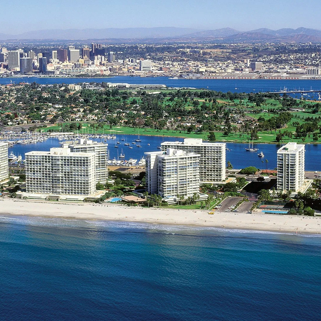Vista aérea de la isla de Coronado, en la que se aprecian la bahía de San Diego y el océano Pacífico, apartamentos amueblados