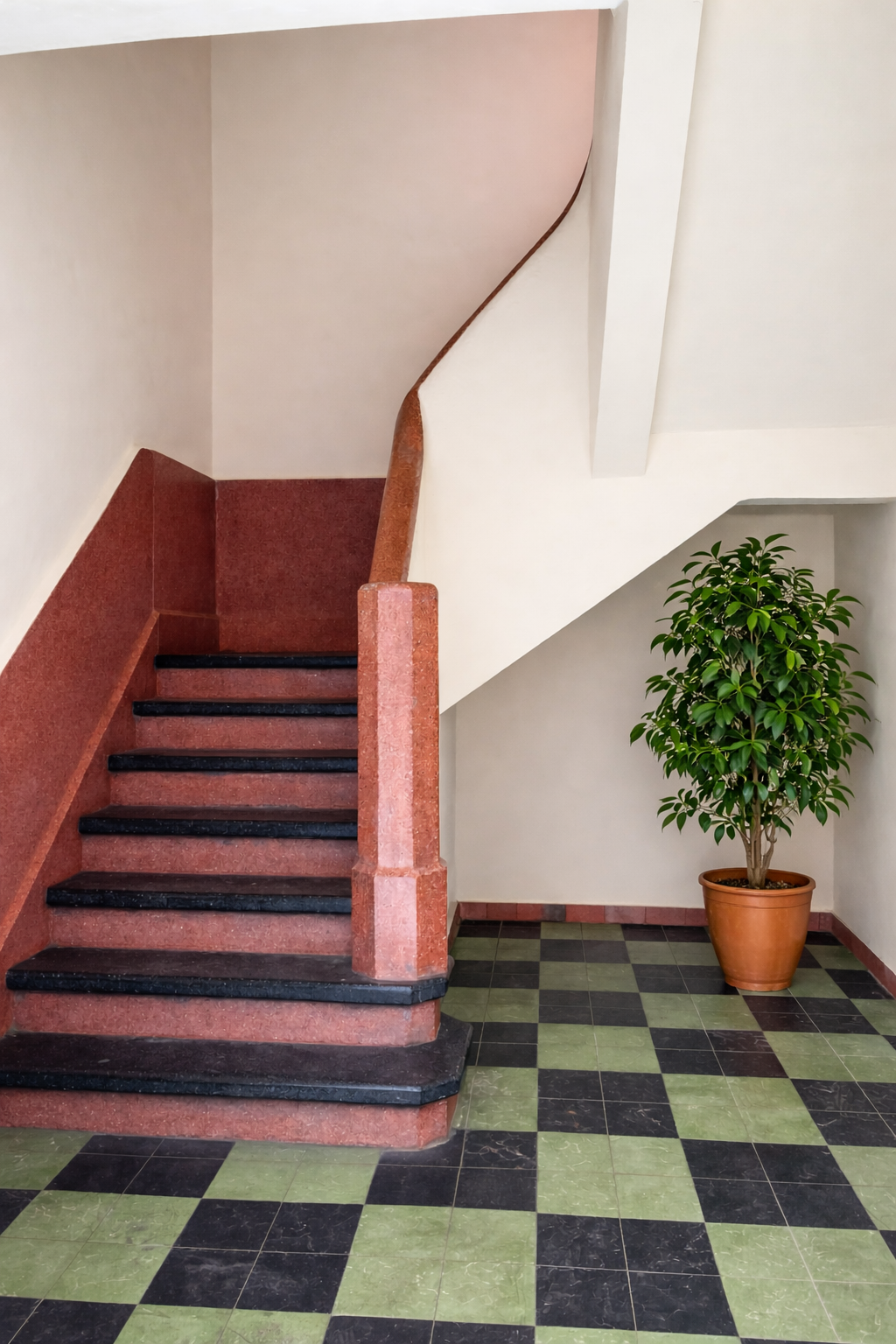 Escalera de estilo Art Déco con suelos de mármol en un edificio de apartamentos amueblados, en Escandón (Ciudad de México)