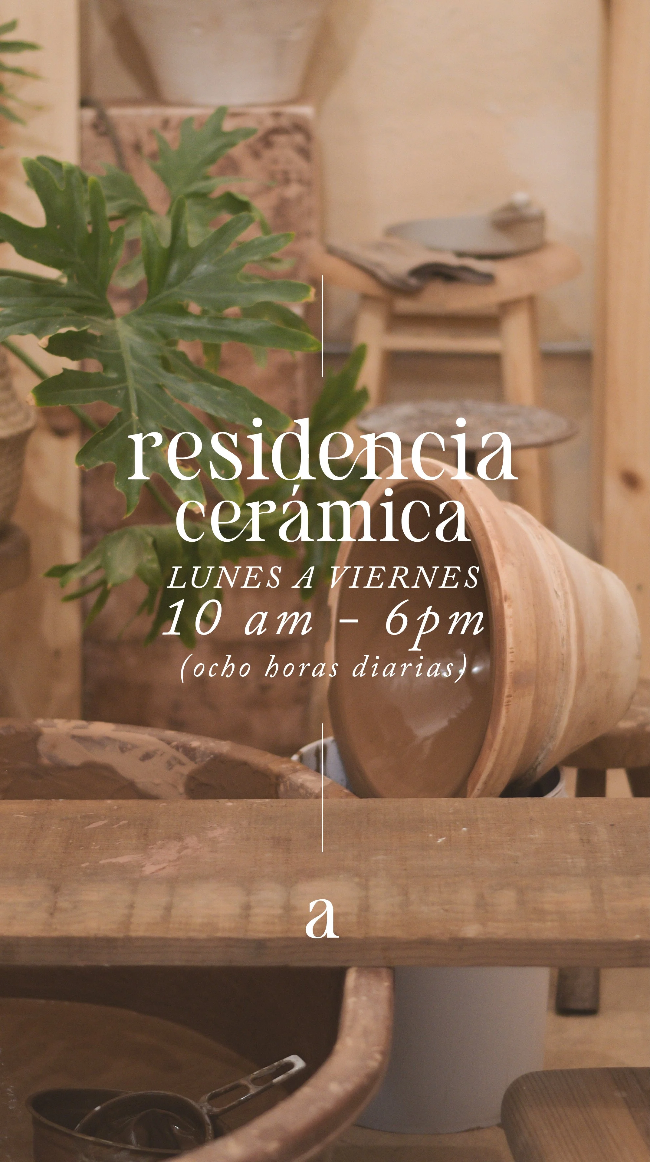 Signboard with the text 'residencia cerámica lunes a viernes 10 am - 6 pm (ocho horas diarias)' over a background of a ceramic studio interior with pottery items, a leafy plant, and wooden furniture.