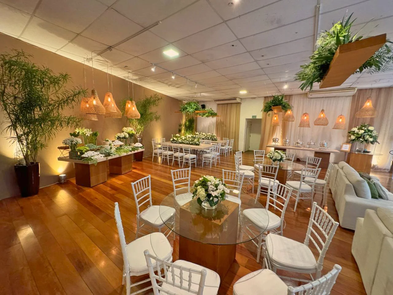 Festa de casamento clássico em bege verde e branco no salão lounge
